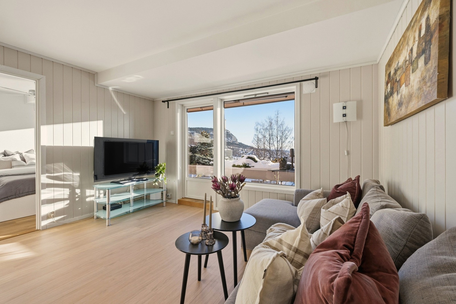 Fra stuen er det naturlig adkomst til leilighetens flotte sydøstvendte balkong Galleribilde