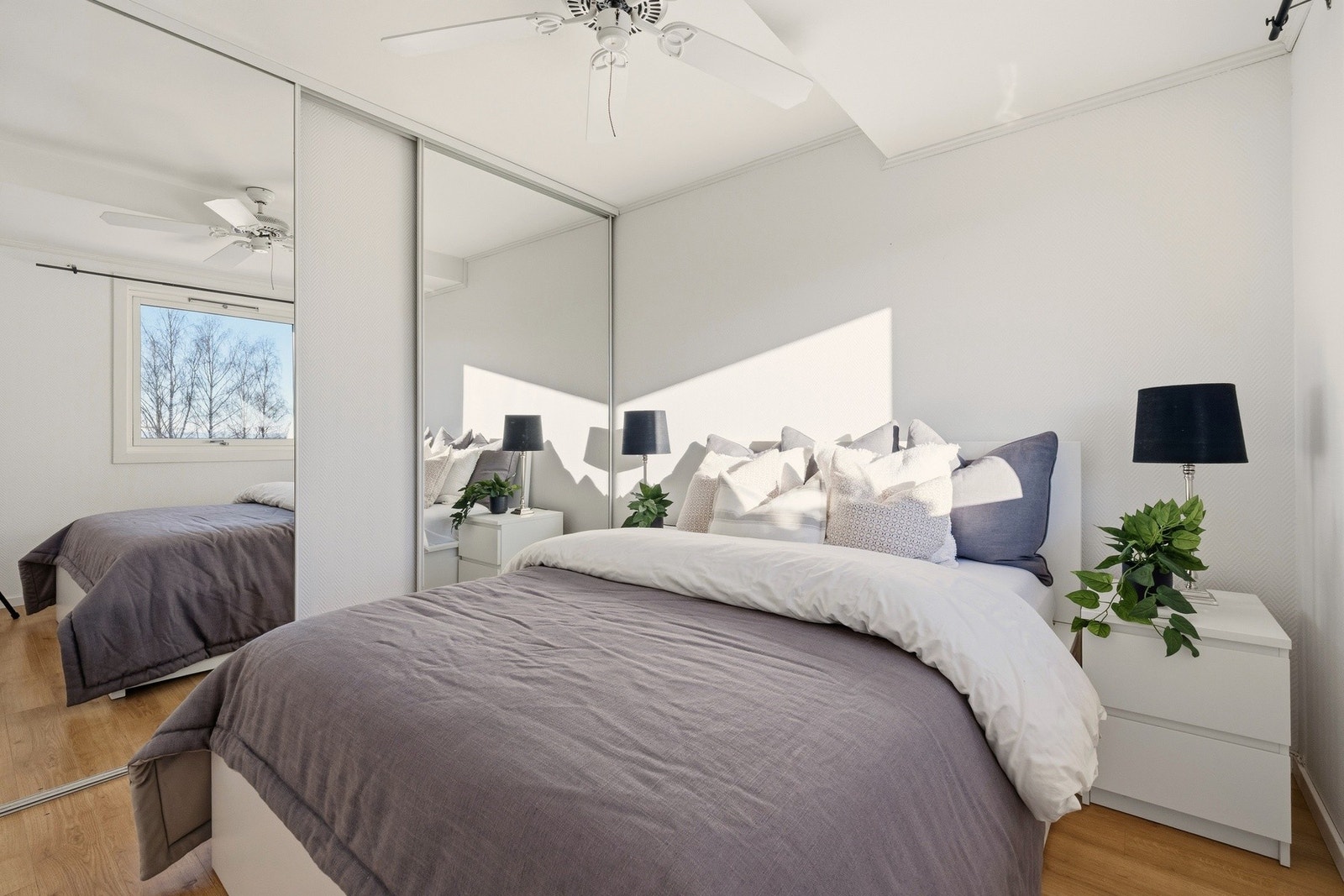 Soverommet har også en praktisk plassbygd skyvedørsgarderobe med god plass til hele klesskapet Galleribilde