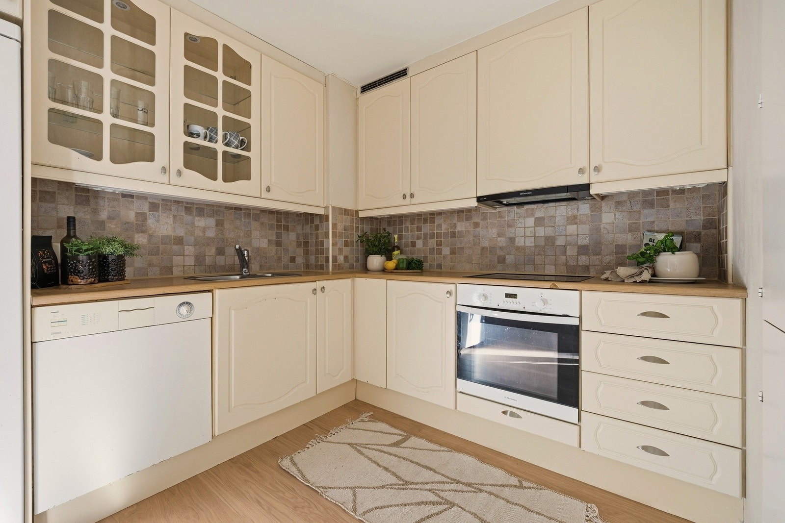 Kjøkkenet har integrert platetopp og stekeovn i tillegg til nisjer for oppvaskmaskin og kjøleskap Galleribilde