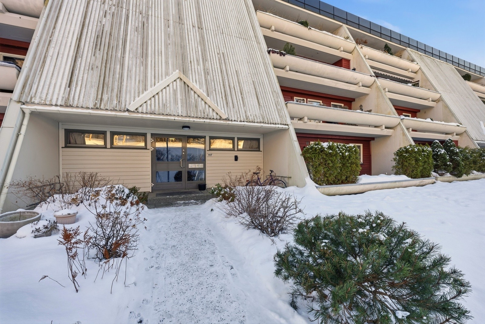 Inngangsparti - leiligheten ligger i byggets 3. etasje Galleribilde