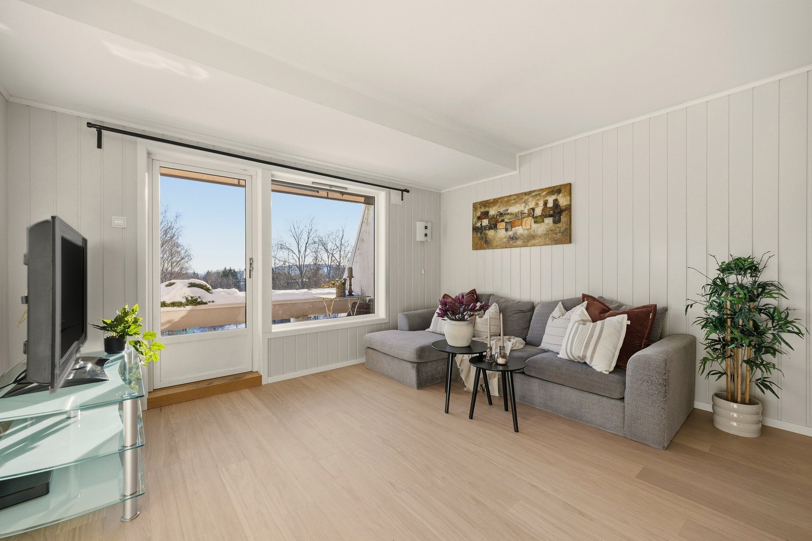 Leilighetens stue er lys og romslig med flere gode møbleringsmuligheter Galleribilde