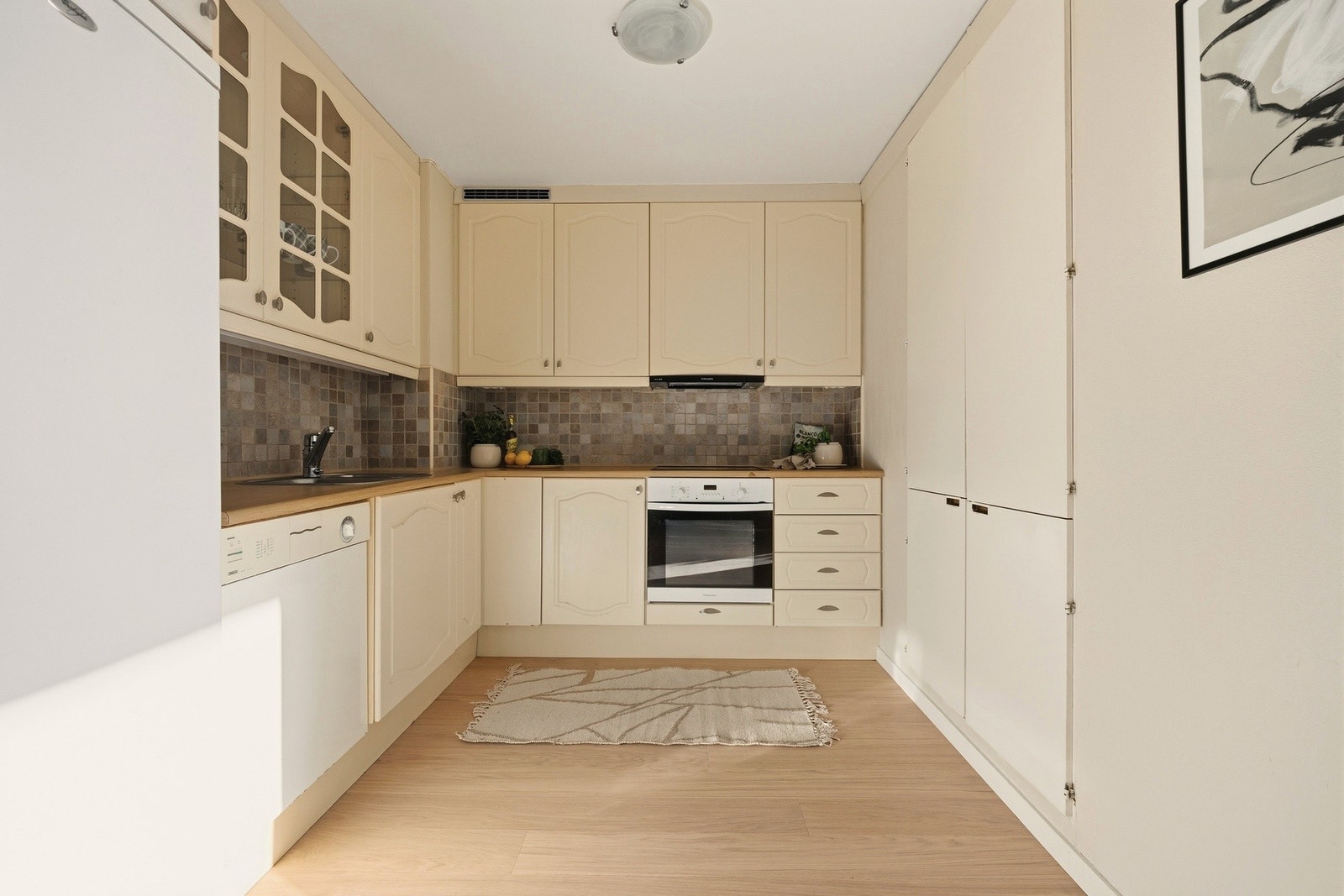 Leiligheten har et praktisk og arbeidsvennlig kjøkken med rikelig benk- og skapplass Galleribilde