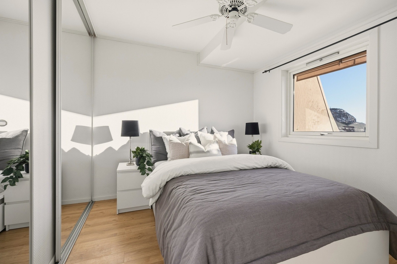 Soverommet har god plass til dobbeltseng, nattbord og annet ønsket møblement Galleribilde