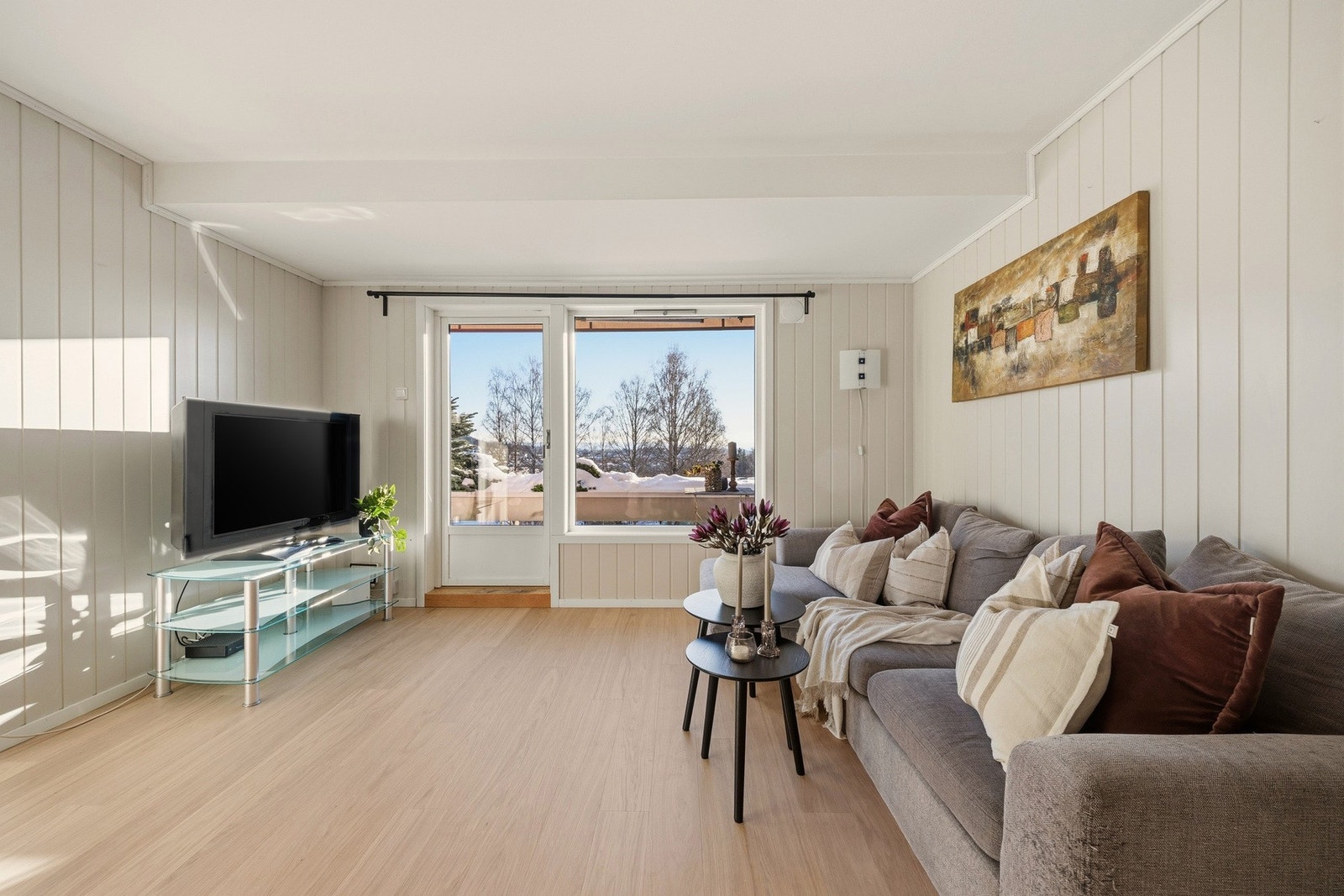 Dette er et naturlig sted å ha sofa, tv og annet tilhørende møblement Galleribilde