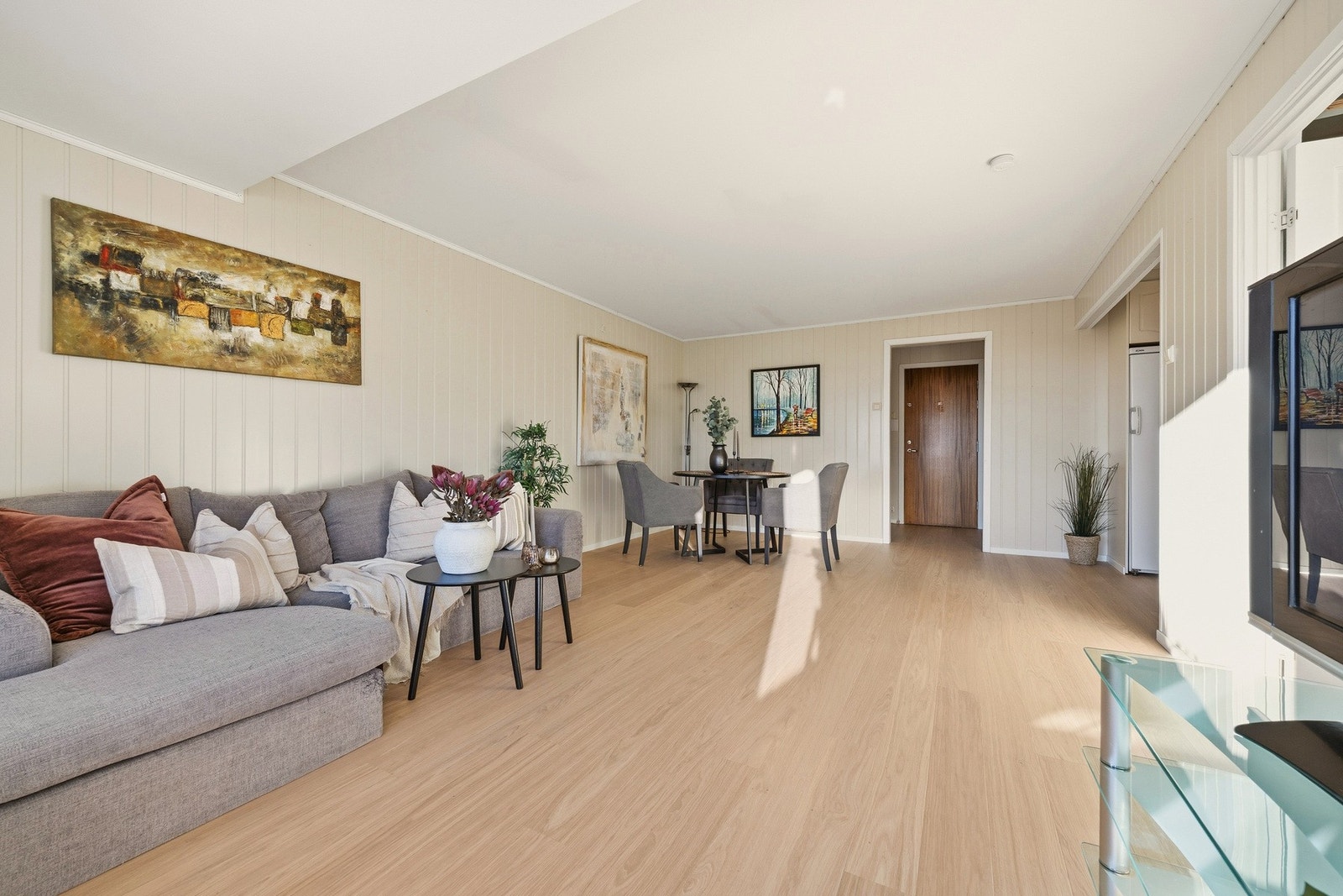 Det er lagt nytt gulv av typen laminat nordisk eik Galleribilde