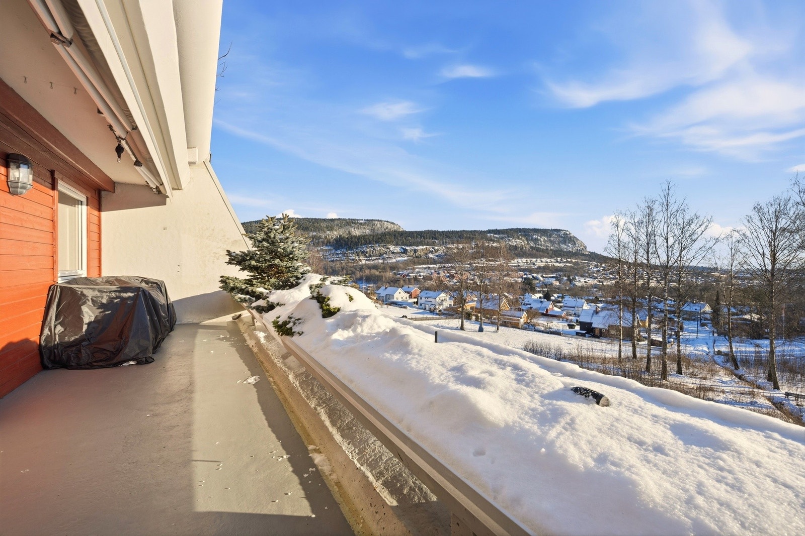 Leiligheten ligger høyt og fritt med flott utsikt over nærområdet Galleribilde