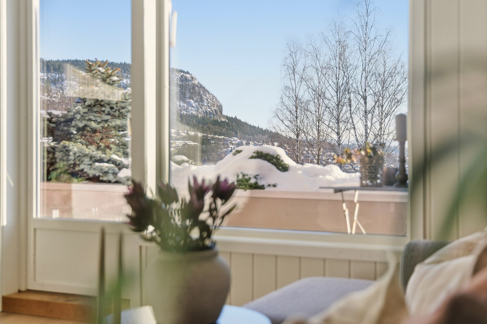 De store vindusflatene gir rikelig med naturlig lysinnslipp inn i leilighetens sosiale soner Galleribilde