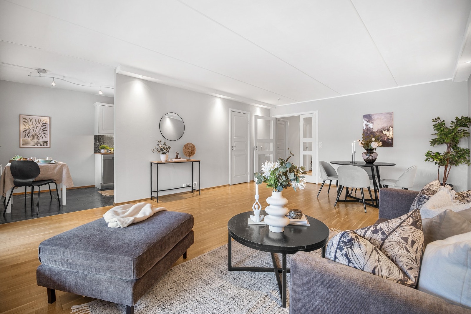 Stuen er lettmøblert, og det er delvis åpen løsning mot kjøkken. Galleribilde