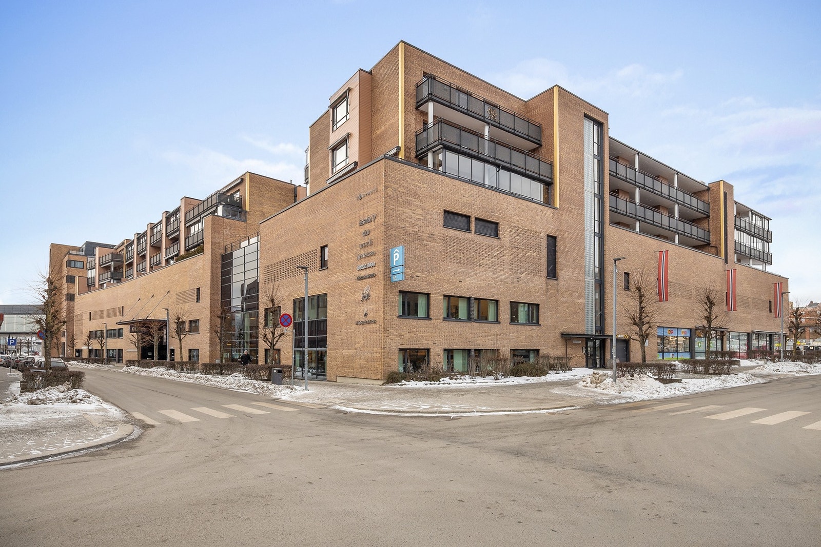 Bygget stod ferdig i ... og har næringsareal på bakkeplan. Galleribilde