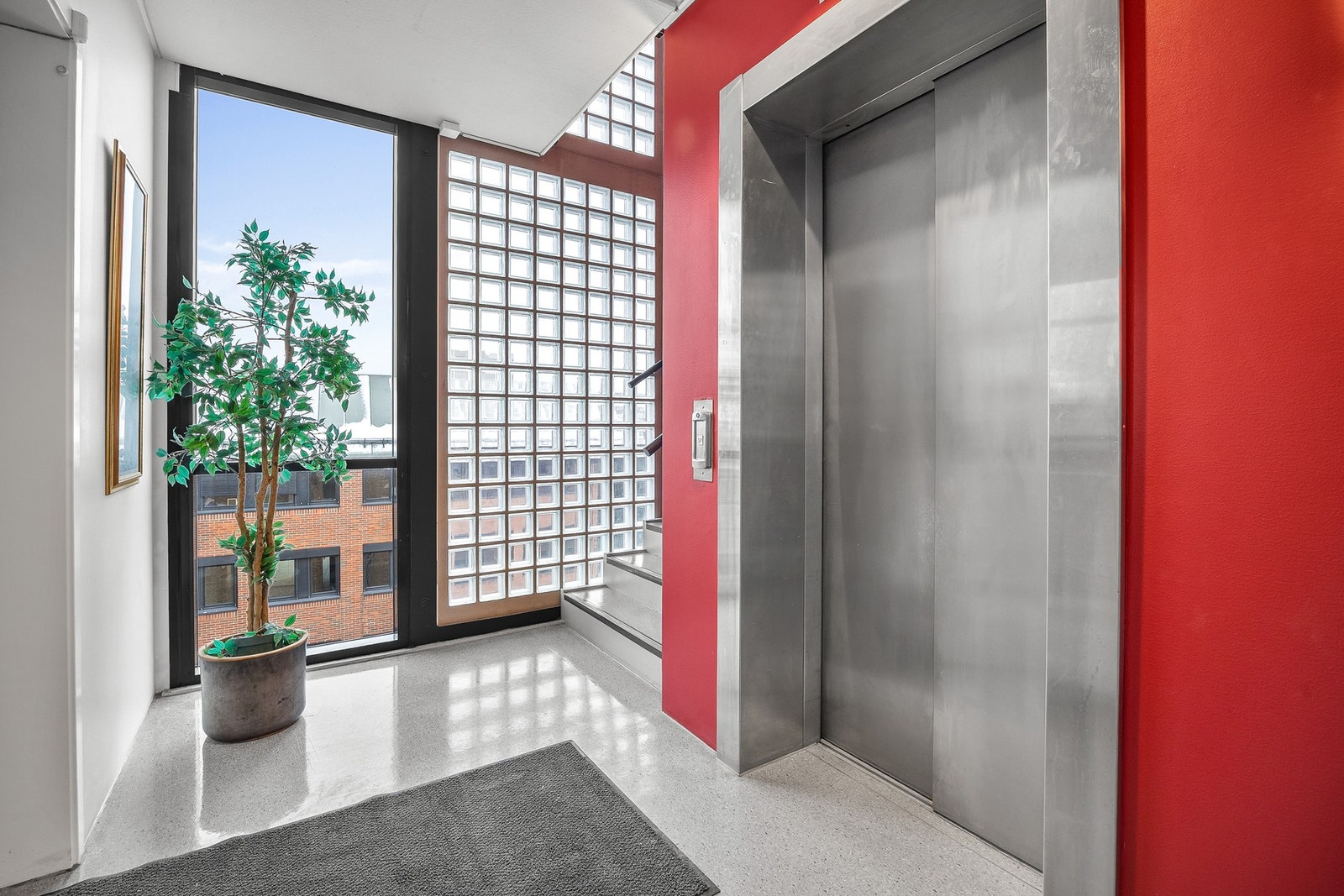 Enkel adkomst via heis. Det er heisadkomst til garasjekjeller. Galleribilde