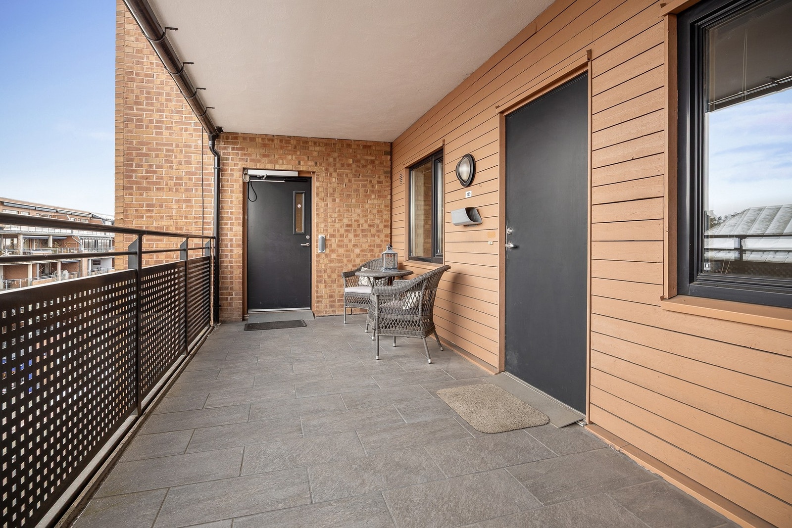 Inngangsparti via svalgang Galleribilde