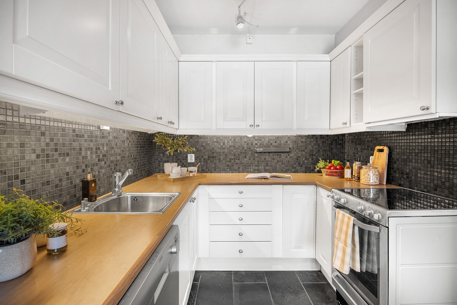 God skap- og benkeplass og frittstående hvitevarer. Galleribilde