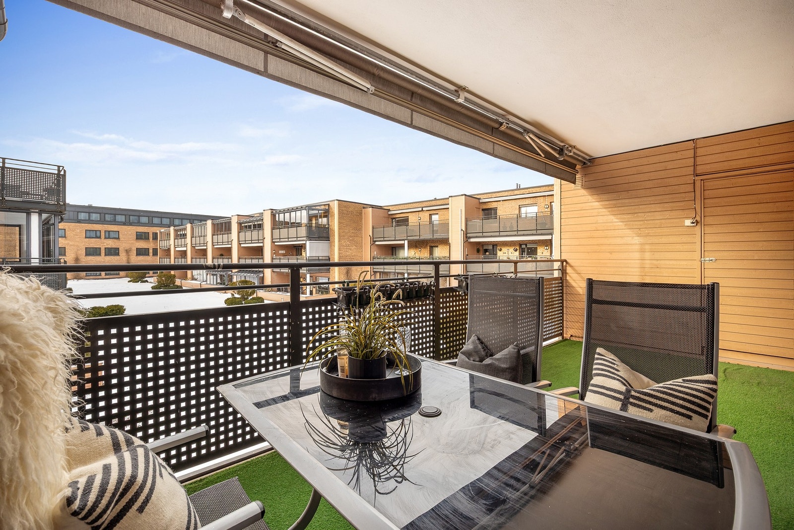 Balkongen vender mot koselig fellesareal. Galleribilde