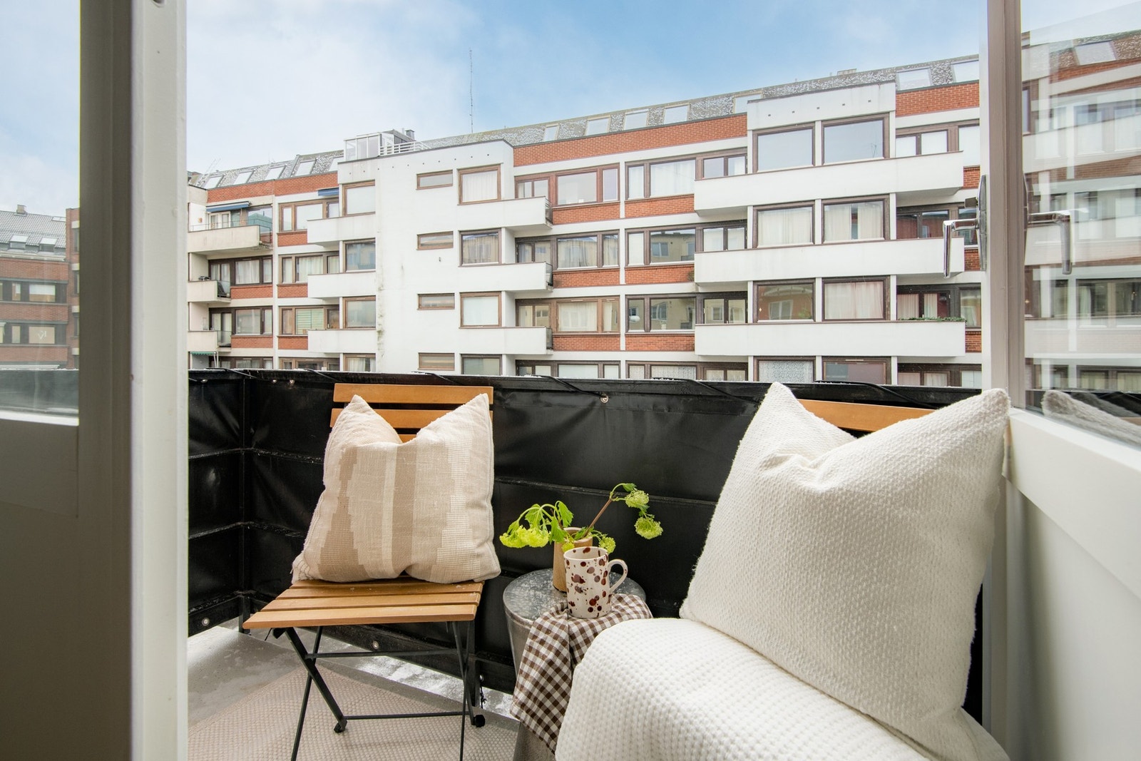 Lys, arealeffektiv og velutnyttet selveierleilighet med sovealkove og flott balkong. Galleribilde