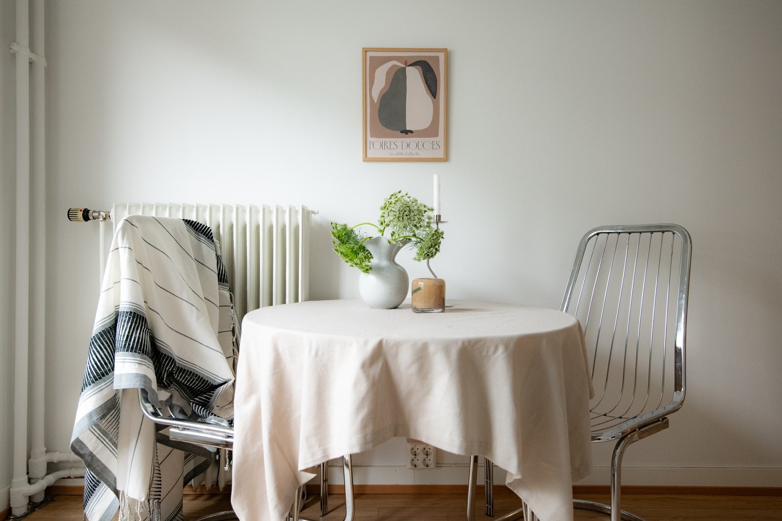 Legg merke til radiator som gir god svært god varme, inkludert i felleskostnader. Galleribilde