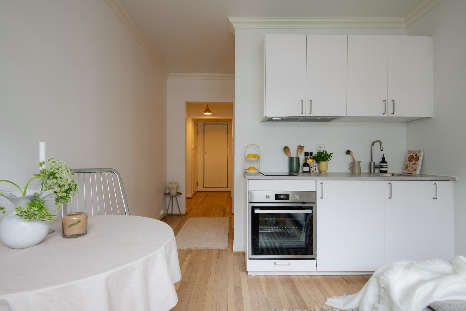 Leiligheten ble pusset opp i 2025, her nyslipte gulv, kjøkken og overflater. Galleribilde