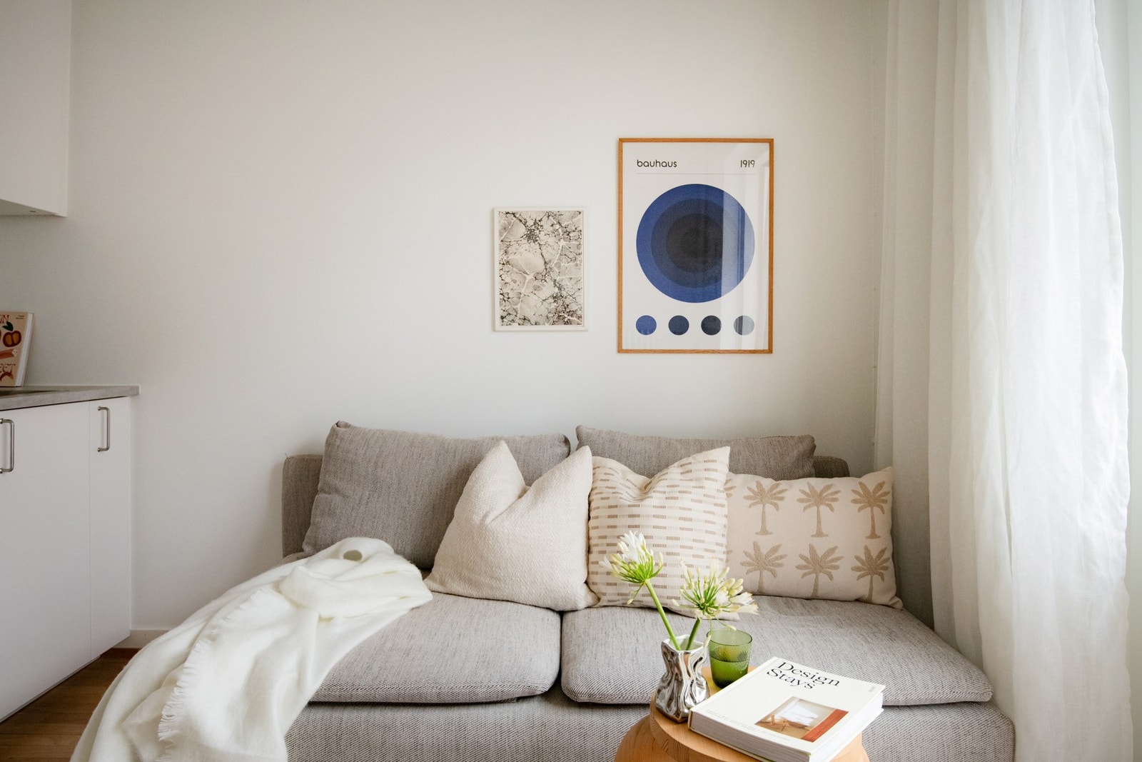 Romslig sofa, spisebord, dobbeltseng, her får du plass til alt som gir deg en behagelig hverdag. Galleribilde