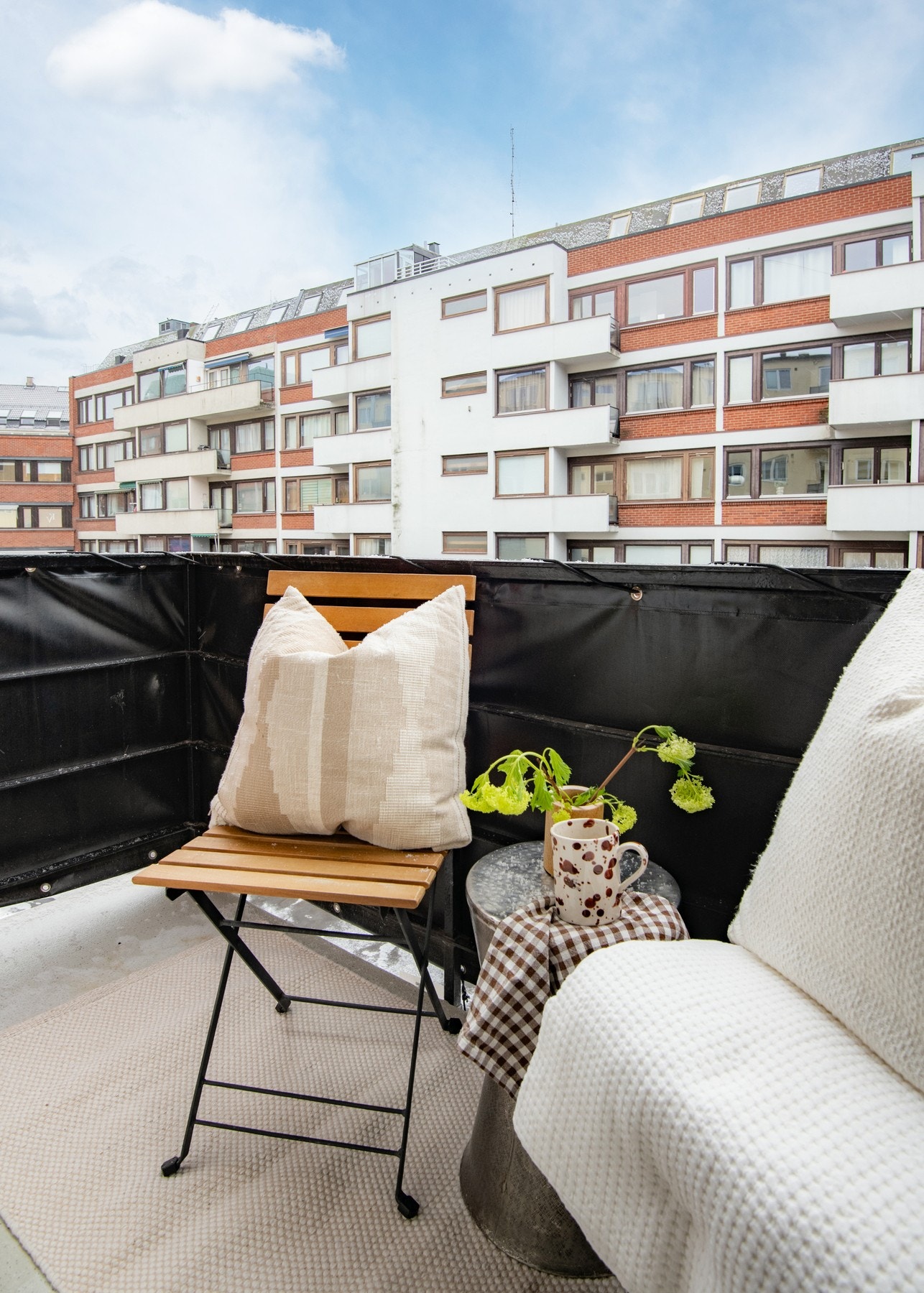 Østvendt balkong med morgen og formiddagssol. Galleribilde