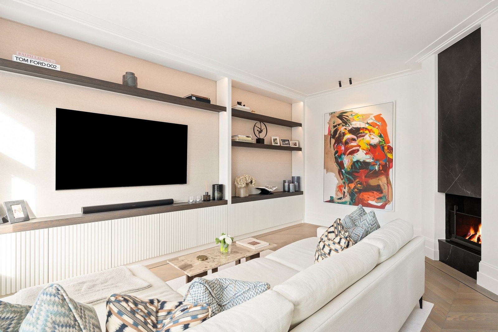 Oppholdsrommet har en gjennomgående planløsning og takhøyde målt opp mot nesten 3 meter. Galleribilde