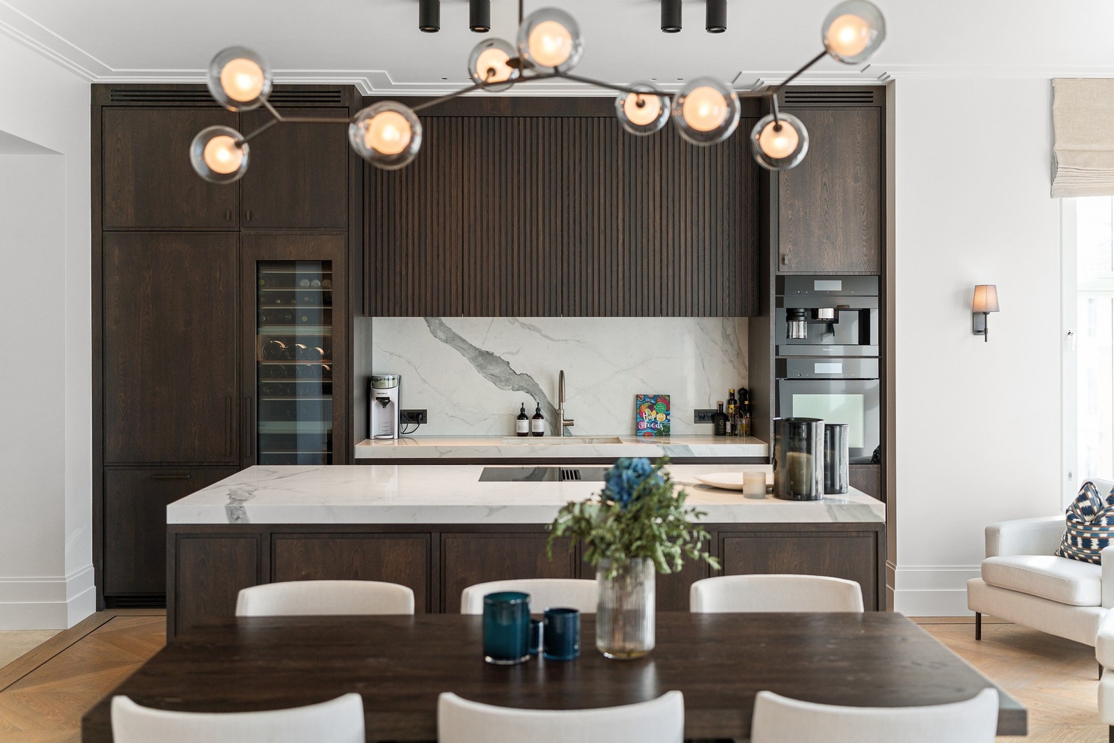 Kjøkkenet i hoveddelen ble oppgradert i 2022 og er snekkerbygget. Galleribilde