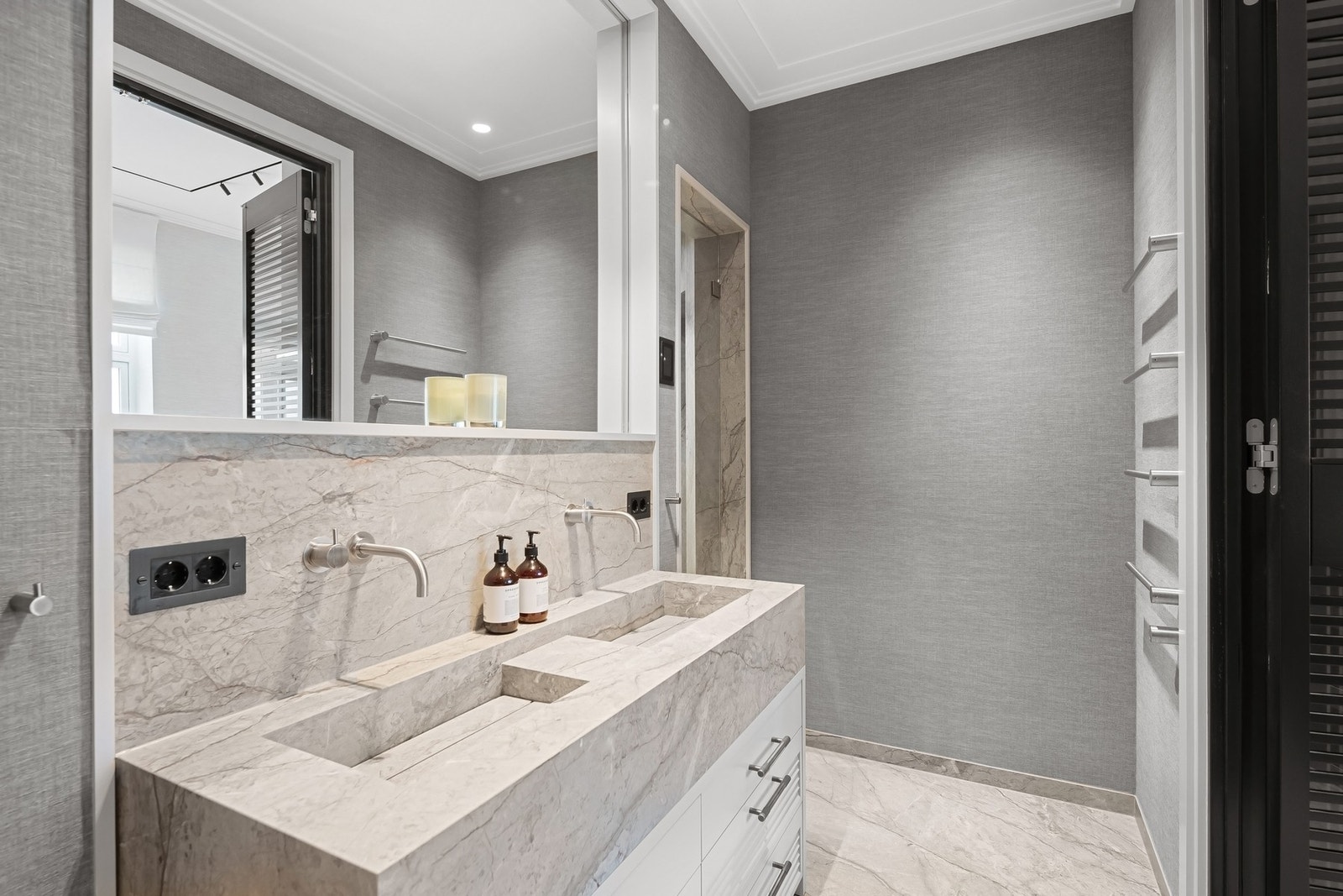 Gjennomført masterbad med rene linjer og dempet belysning. Galleribilde