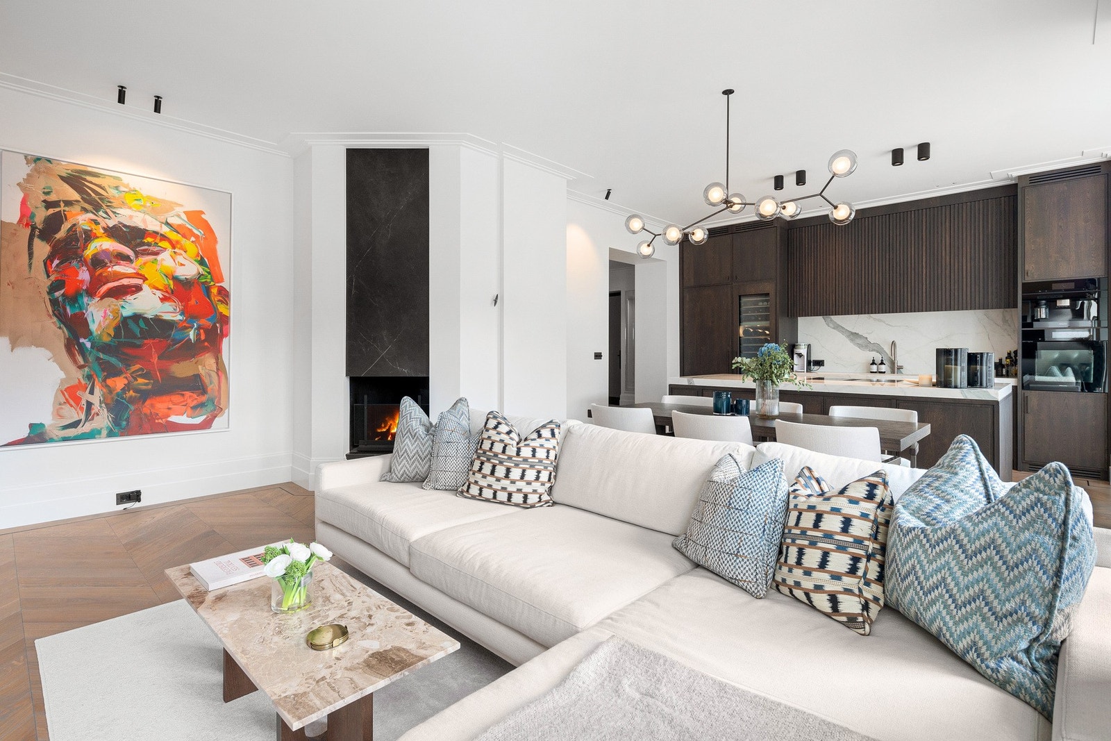 Åpen løsning mot kjøkkenet og god plass til møblering i luftige soner. Galleribilde