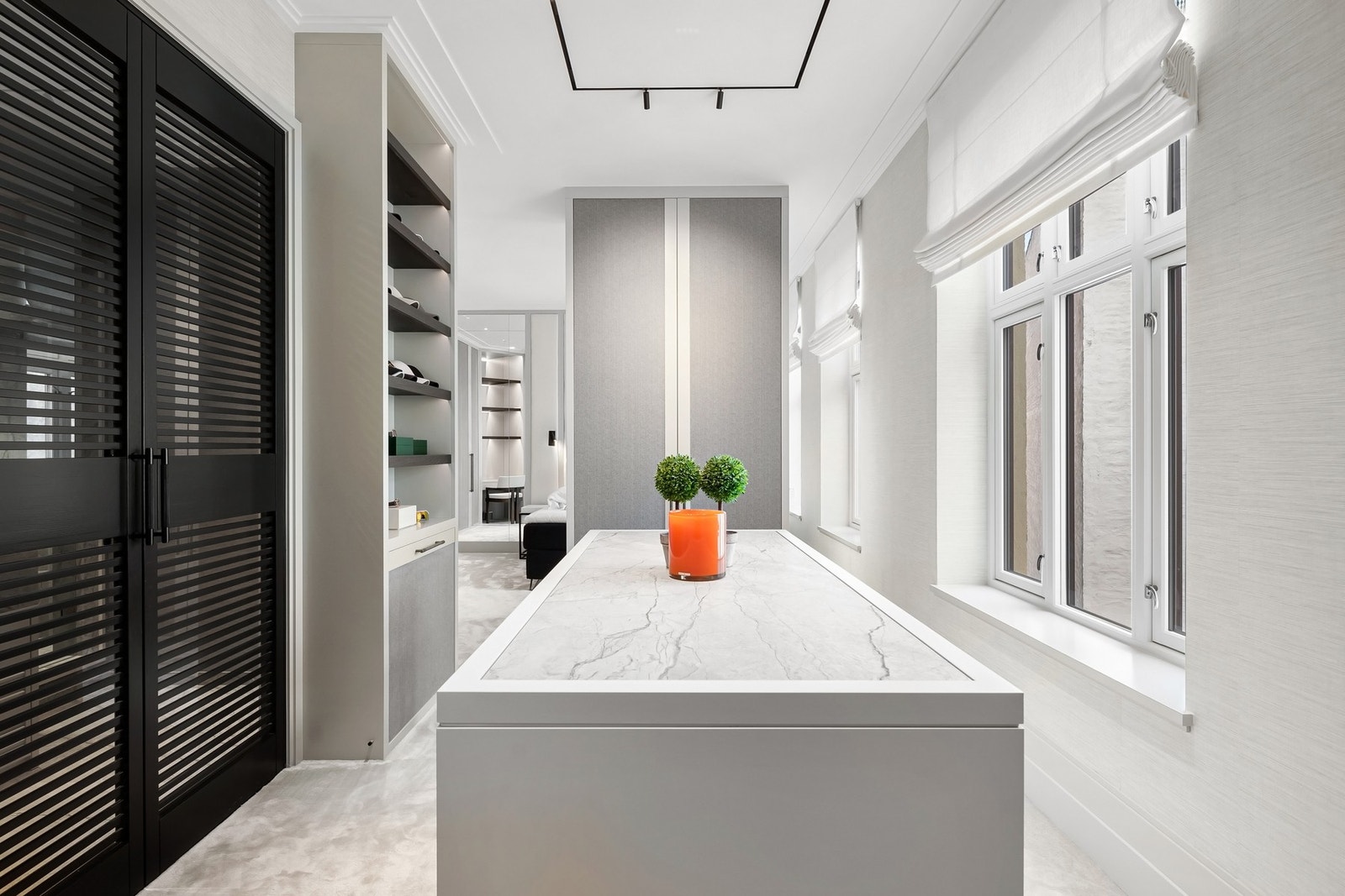 Egen garderobesone i tilknytning til hovedsoverommet, med en naturlig overgang mellom rommene. Galleribilde