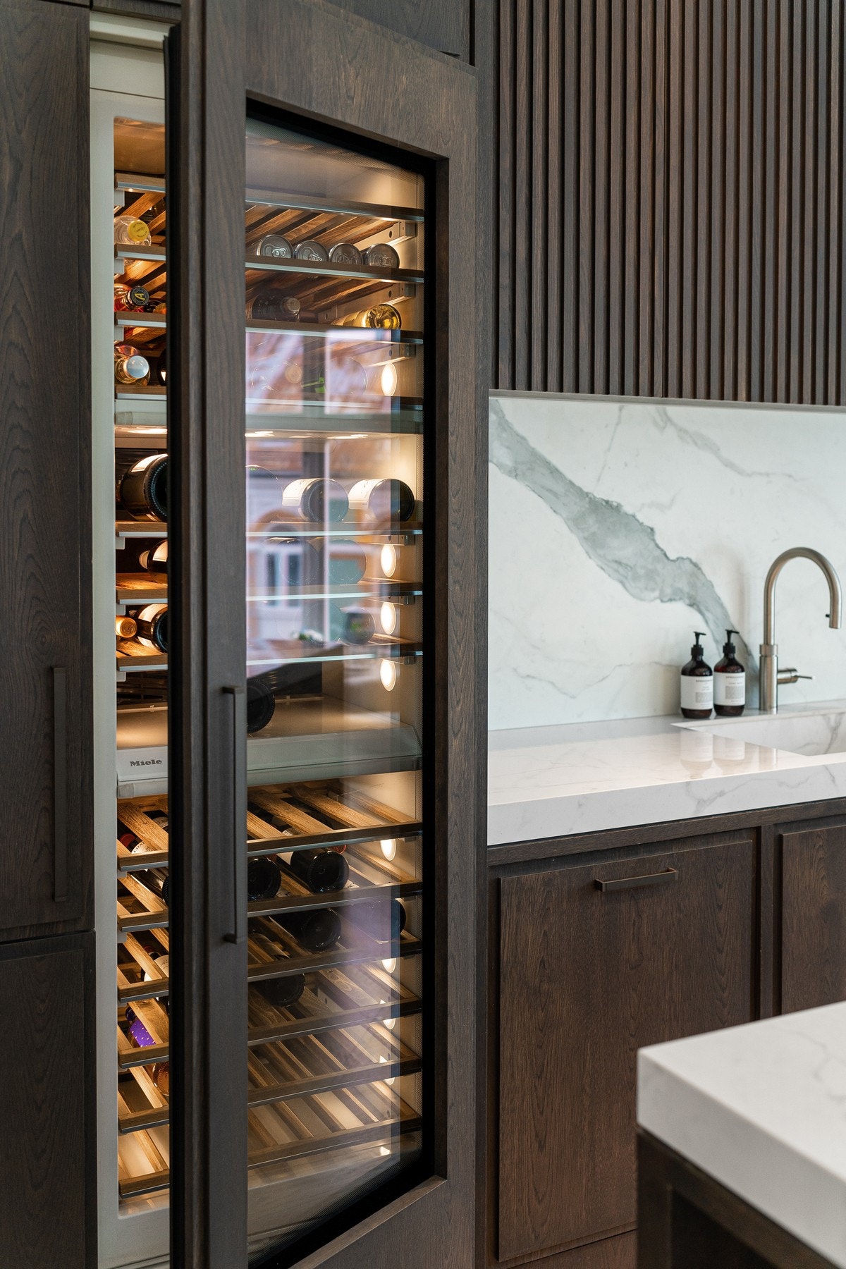 Kjøkkenet er utstyrt med integrerte hvitevarer fra Miele, bestående av stekeovn, oppvaskmaskin, kombiskap for kjøl/frys, vinskap og kaffemaskin. Galleribilde