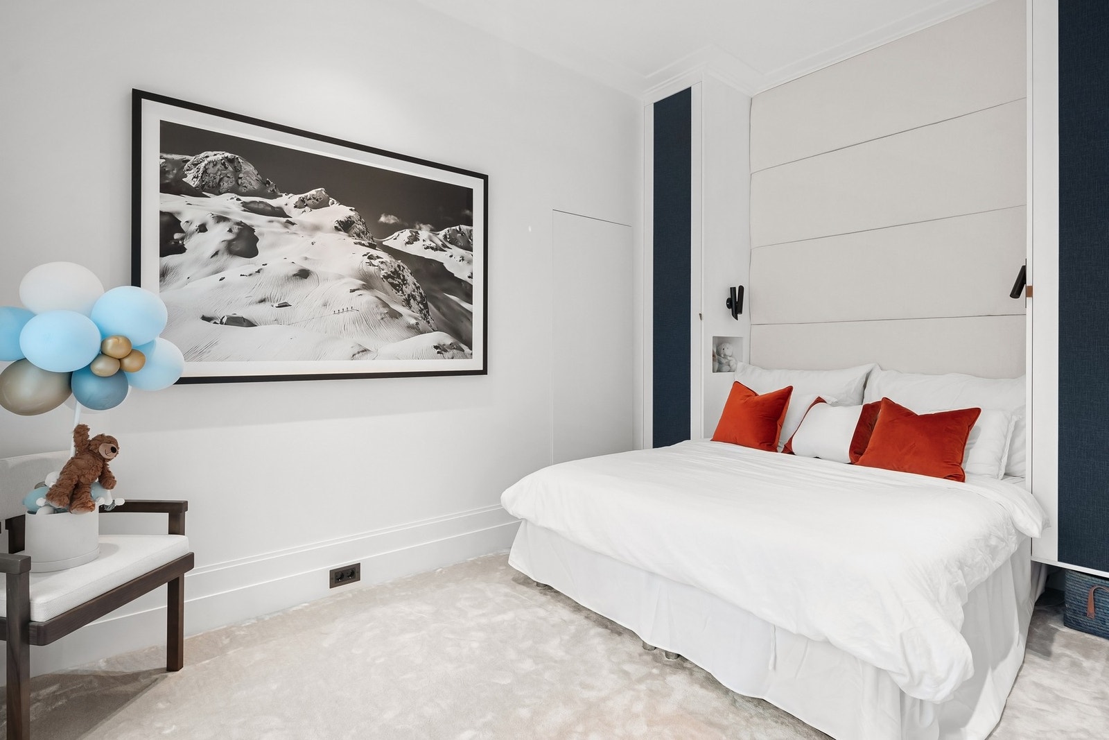 Avskjermet gjestesoverom i hoveddelen, med rolig plassering. Galleribilde