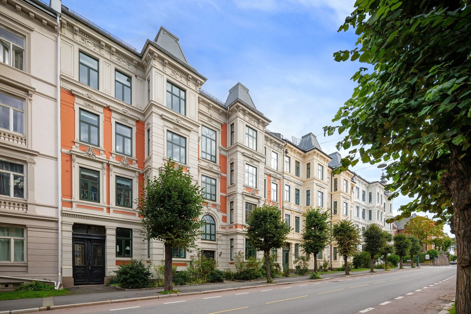 Klassisk bygård fra 1896 med pusset murfasade, i tråd med områdets opprinnelige bebyggelse. Galleribilde