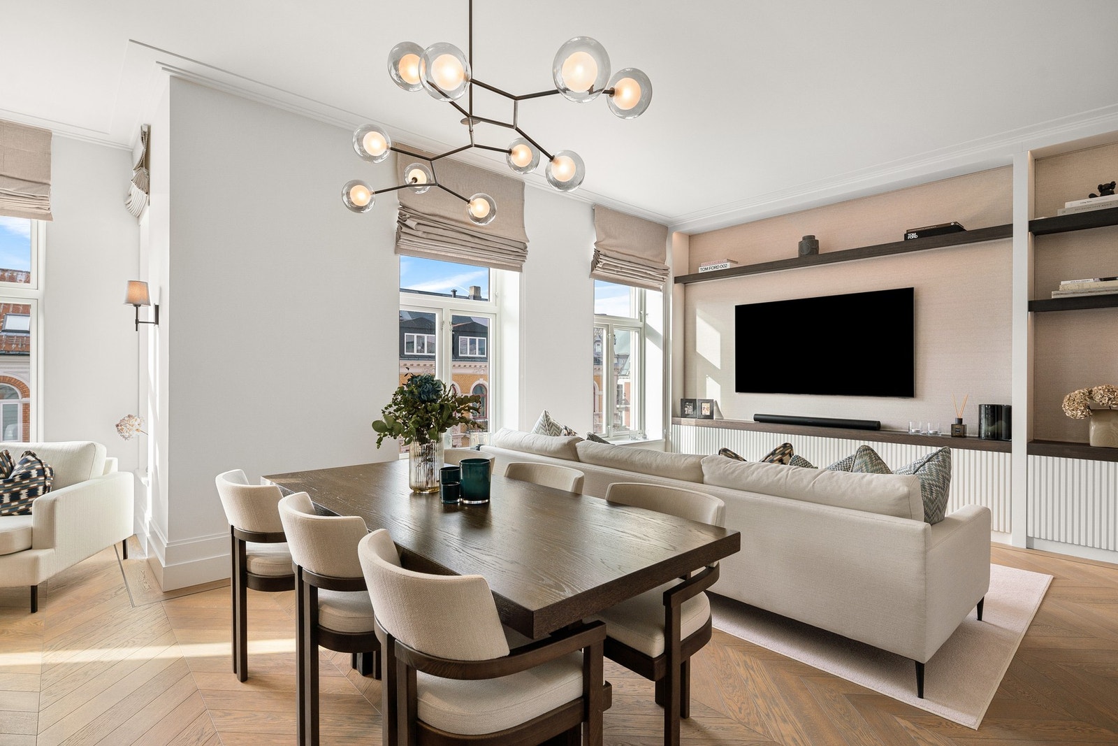 Stuen er romslig og innbydende med flere sosiale soner. Galleribilde