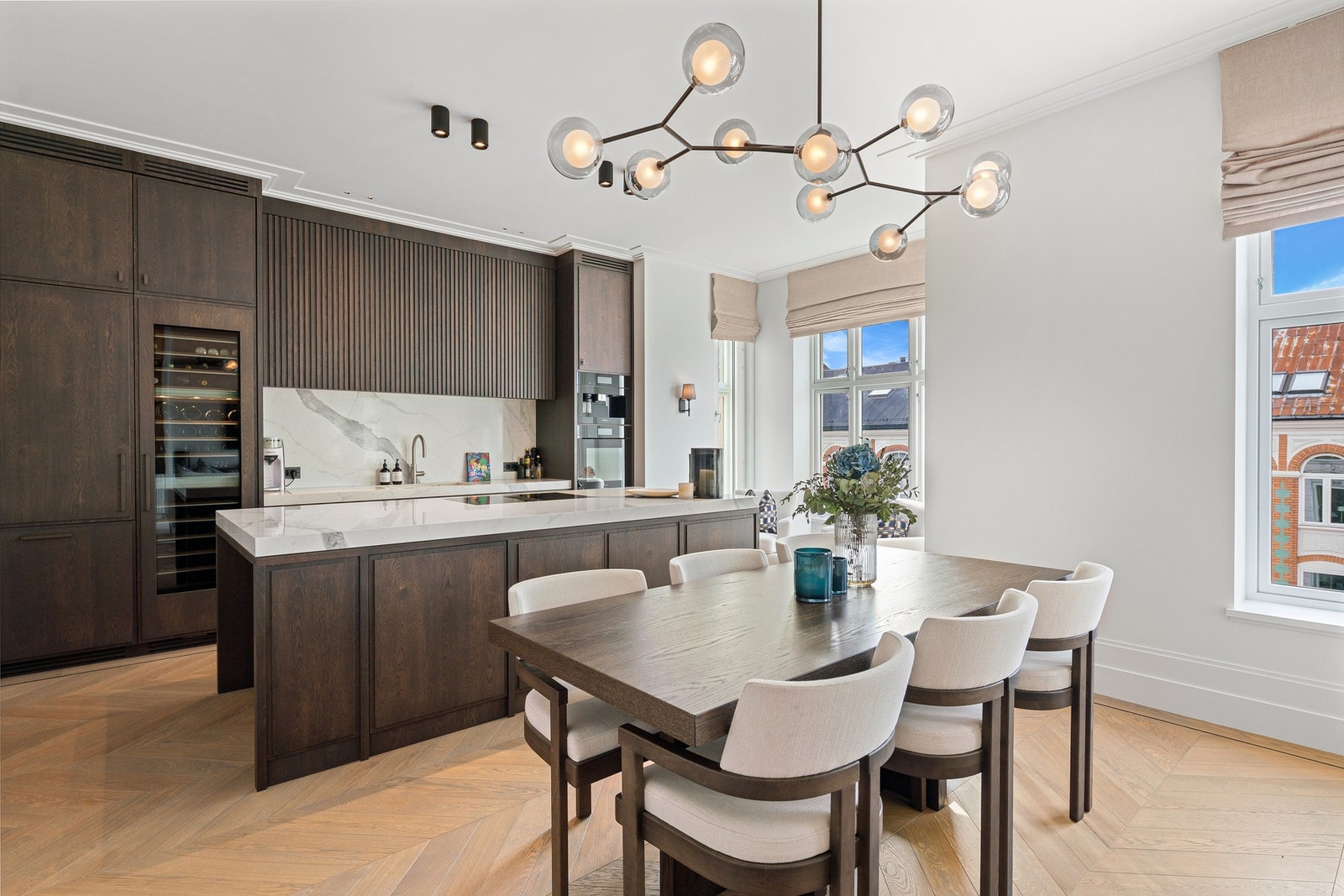 Arealene gir plass til både sittegruppe og spisebord. Overflater i hoveddelen ble oppgradert i 2022. Galleribilde