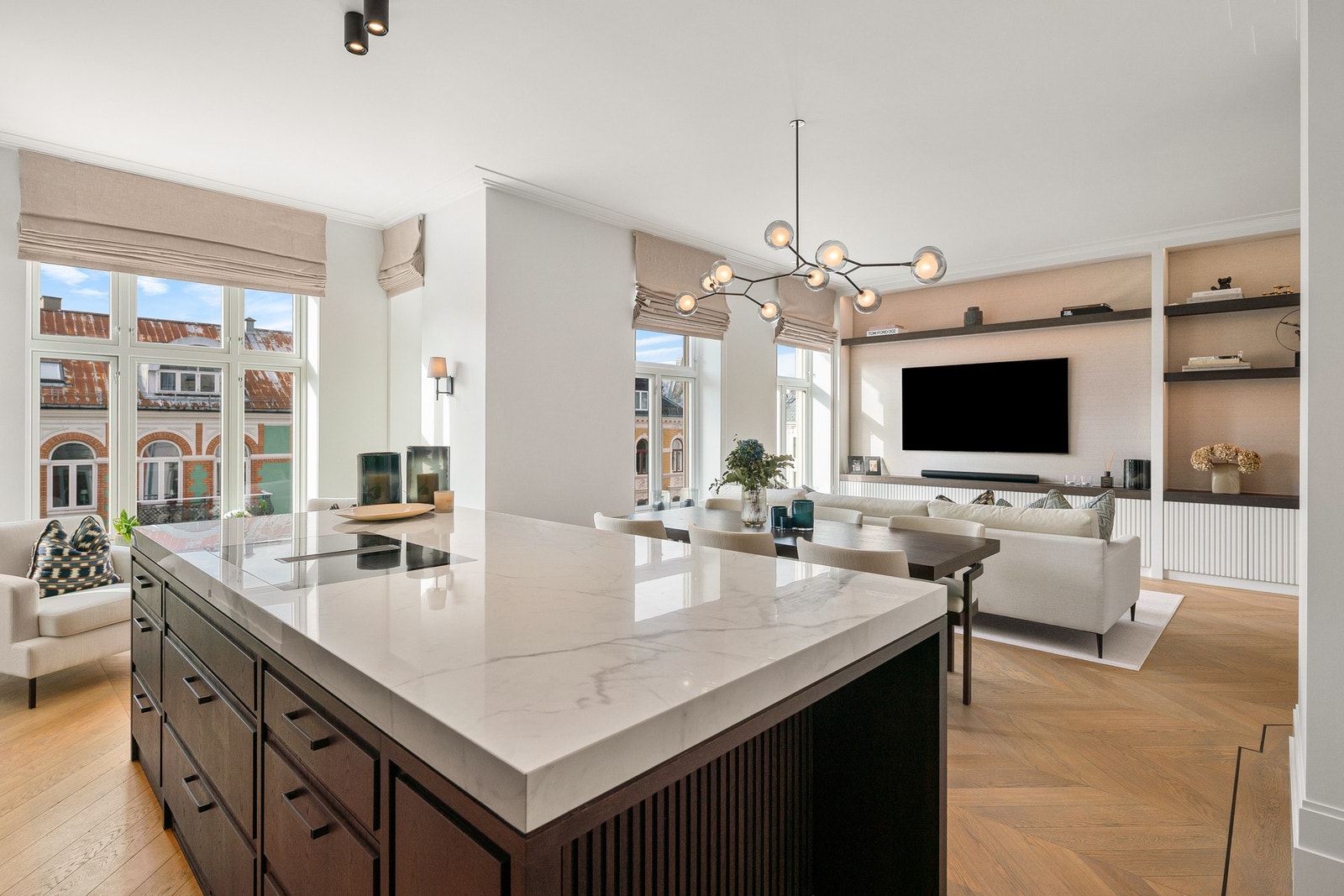 Stor kjøkkenøy som gir ekstra komfort. Galleribilde