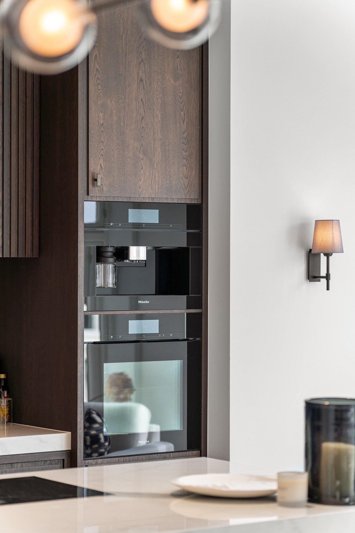 Alle hvitevarer er integrert for et helhetlig uttrykk. Det er installert komfyrvakt og vannstoppesystem. Galleribilde