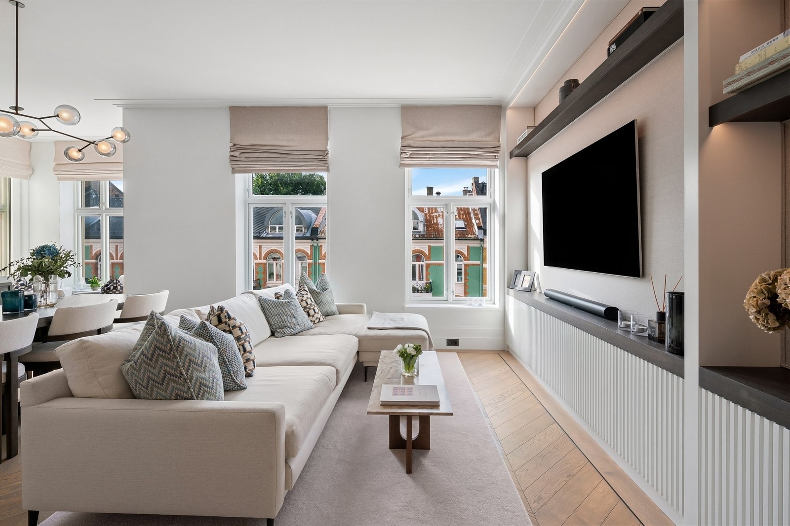 Rikelig med naturlig lysinnslipp. Varmekabler i gulv i hele hovedleiligheten, styrt via app hvor alle rom er egne soner. Galleribilde