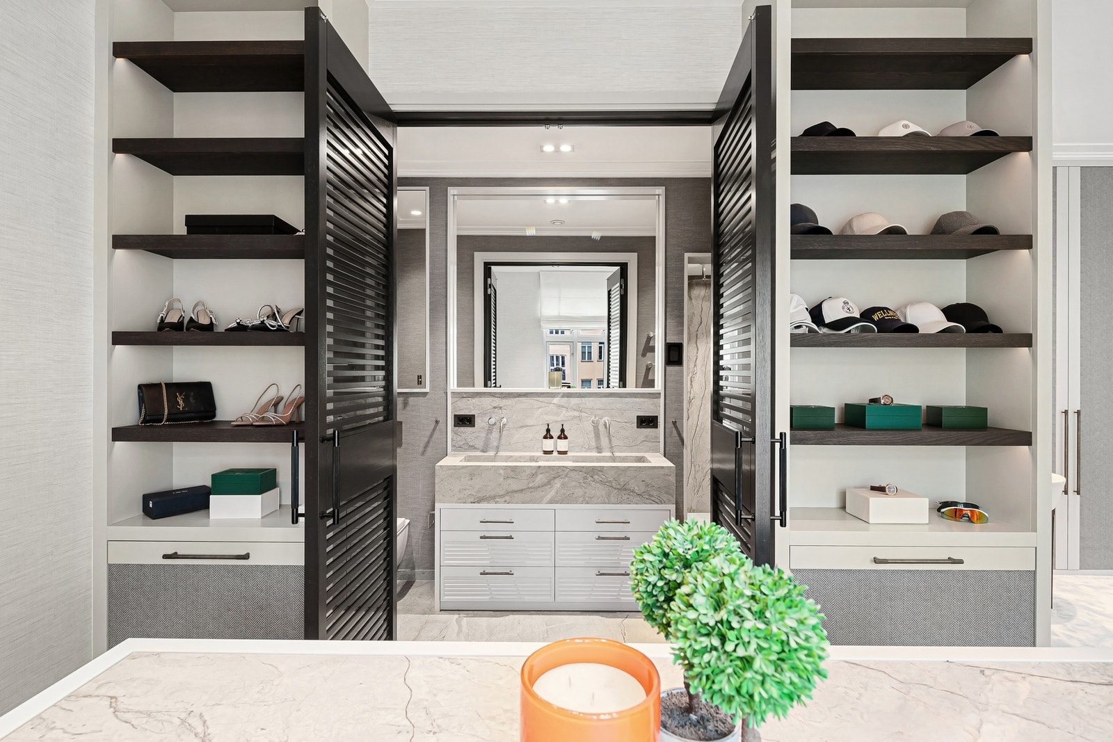 Materialer av høy kvalitet, skreddersydd innredning og god belysning understreker boligens særpreg. Galleribilde