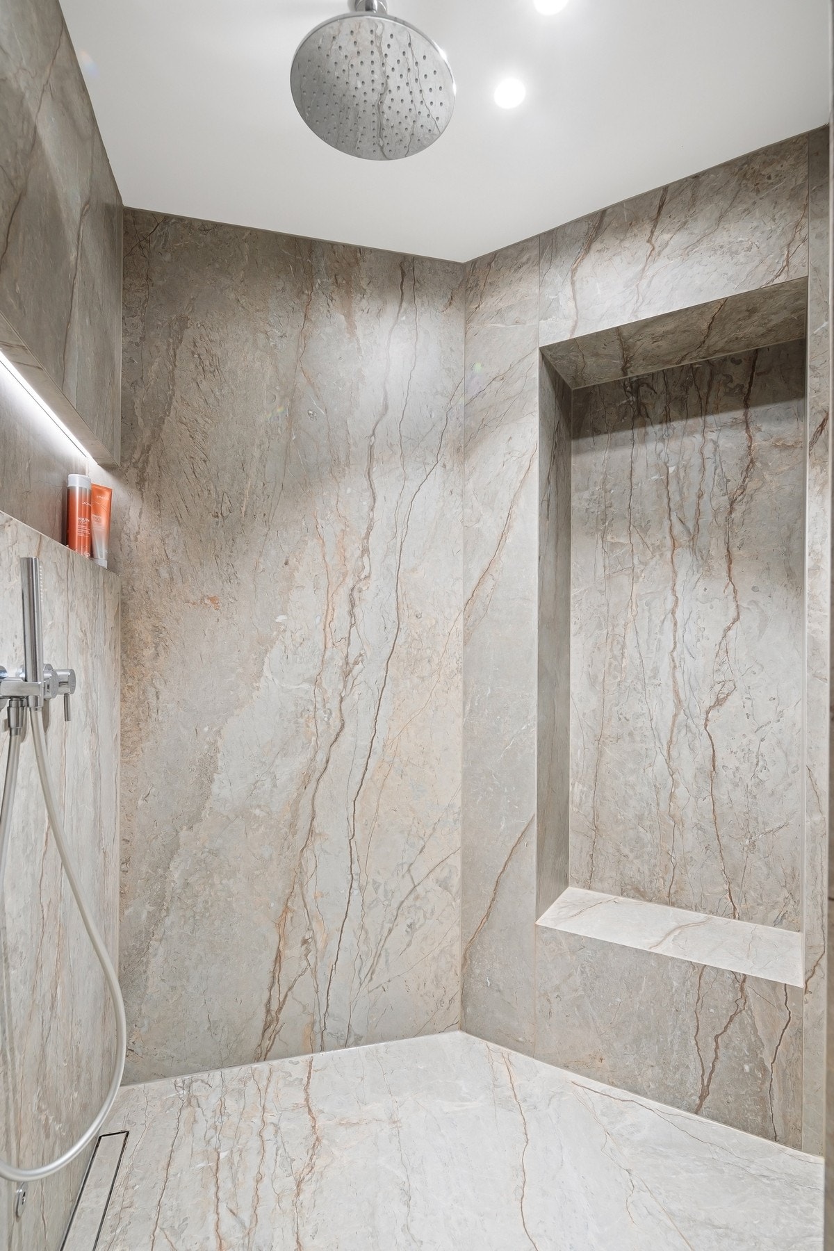 Badet er utført med flislagte overflater i dusjsone og har mekanisk avtrekk. Galleribilde