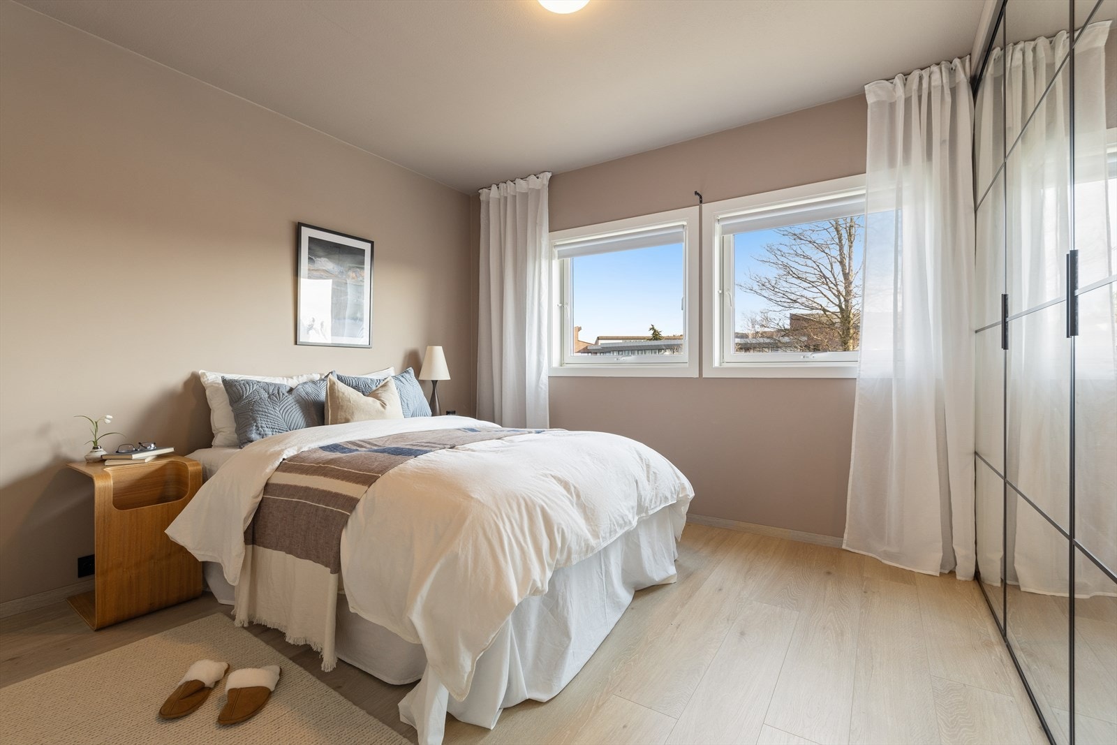 Soverommet er stort og romslig. Her har man god plass til dobbeltseng og stort garderobeskap. Galleribilde