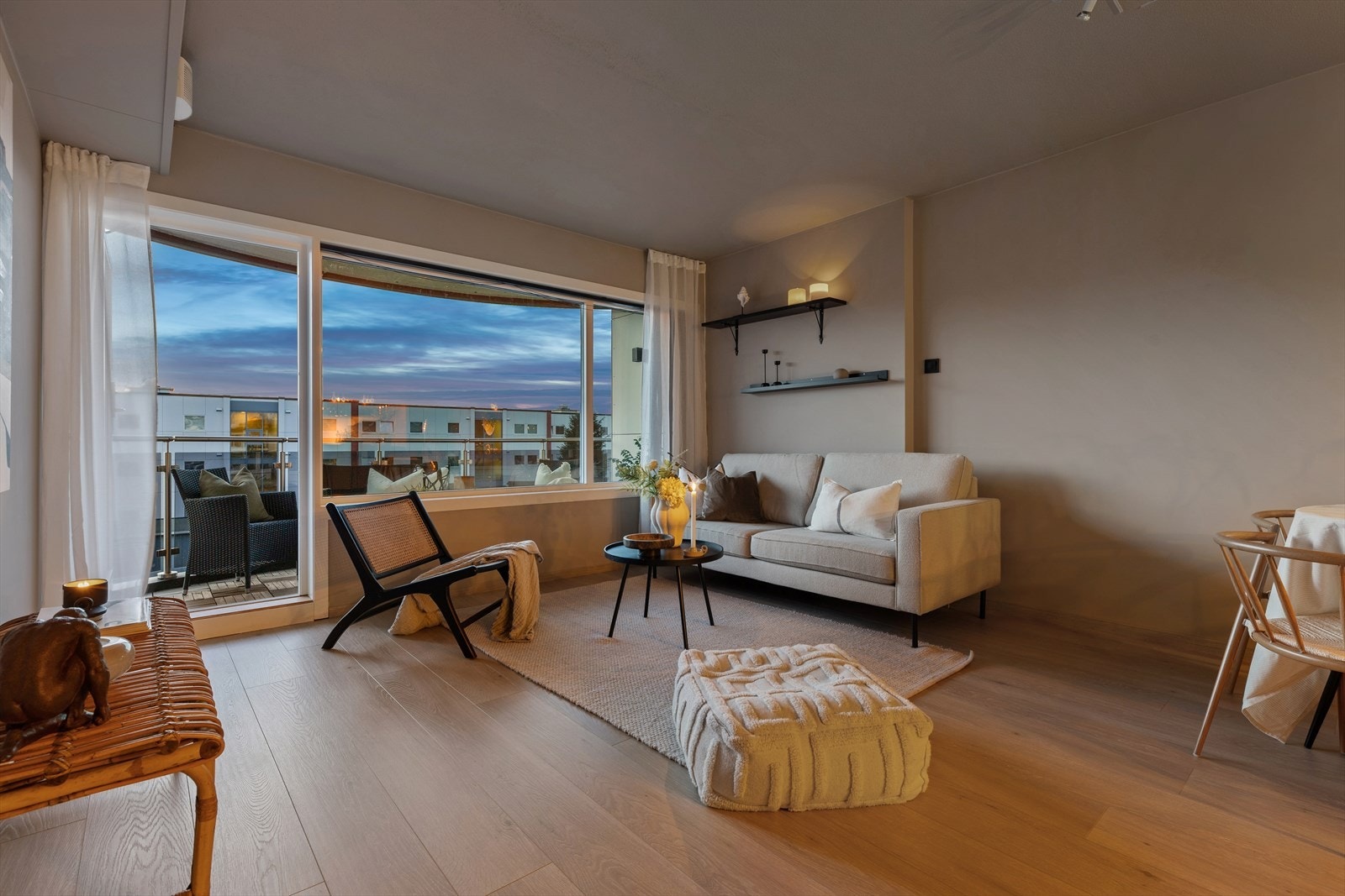 Her har man store vinduer som slipper inn mye naturlig lys. Leiligheten ligger fint vendt i forhold til sol. Galleribilde