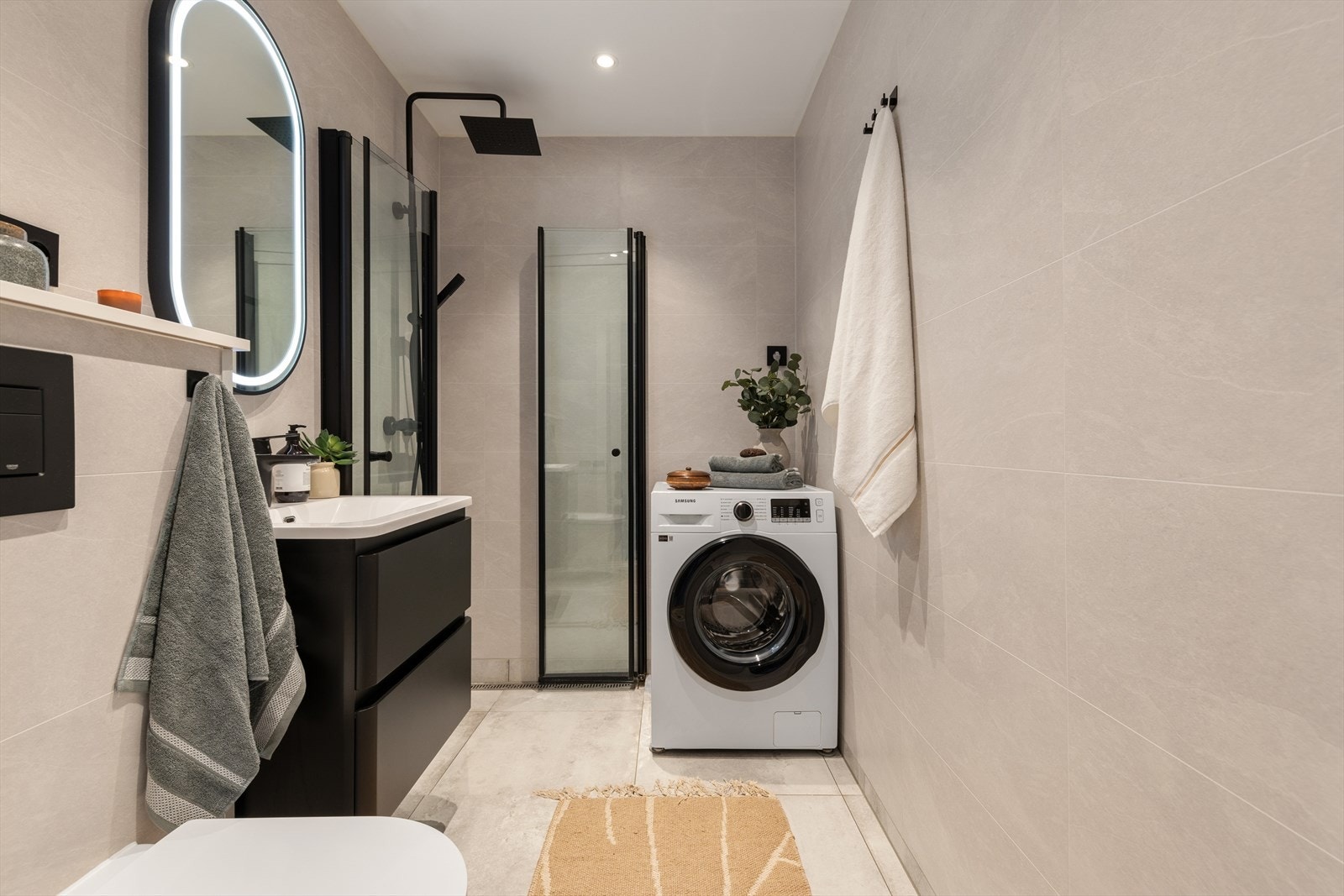 Lekkert bad med god plass til vaskemaskin og tørketrommel. Galleribilde