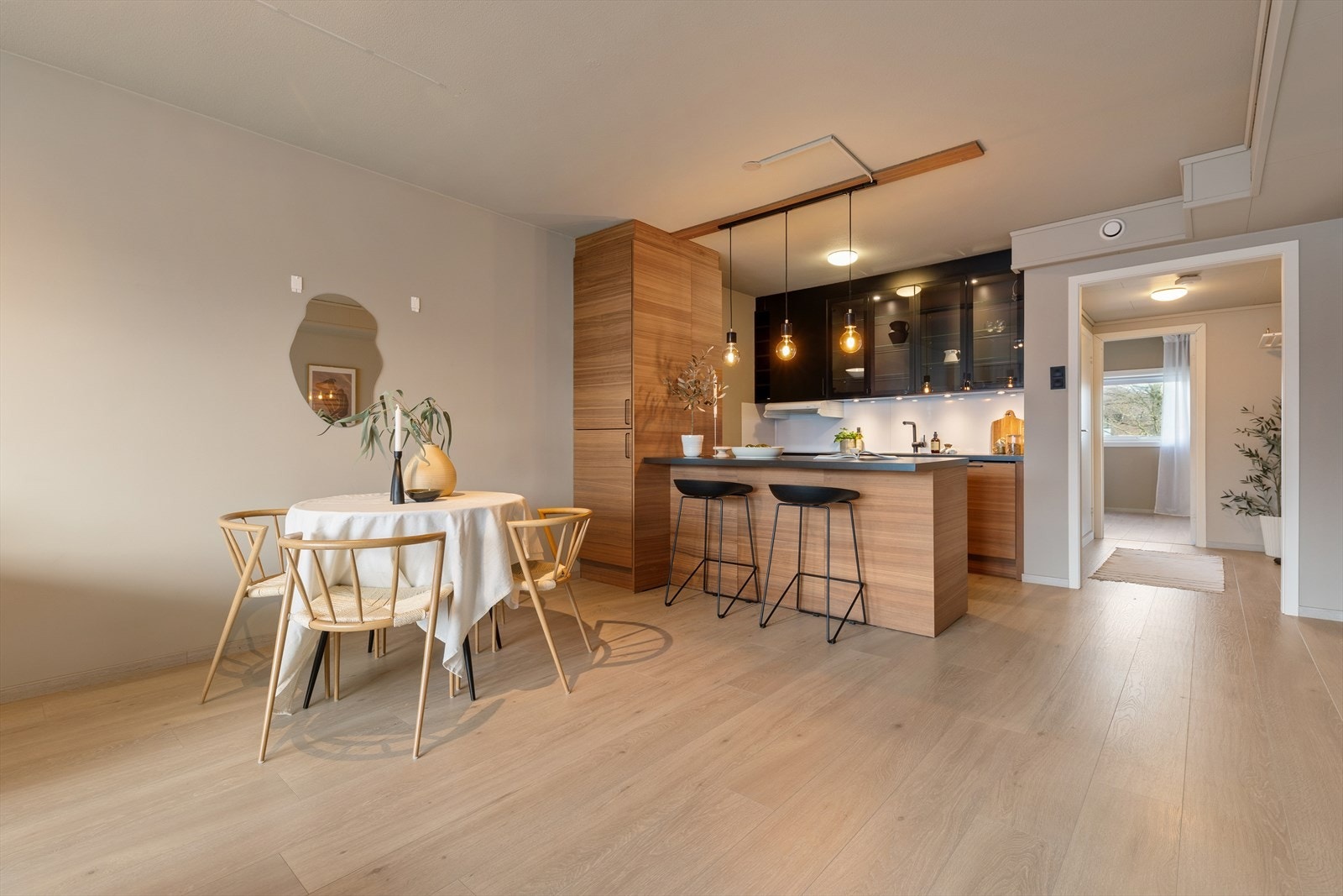 Kjekk åpen løsning stue/kjøkken. Man har også god plass til spisebord i mellom. Galleribilde