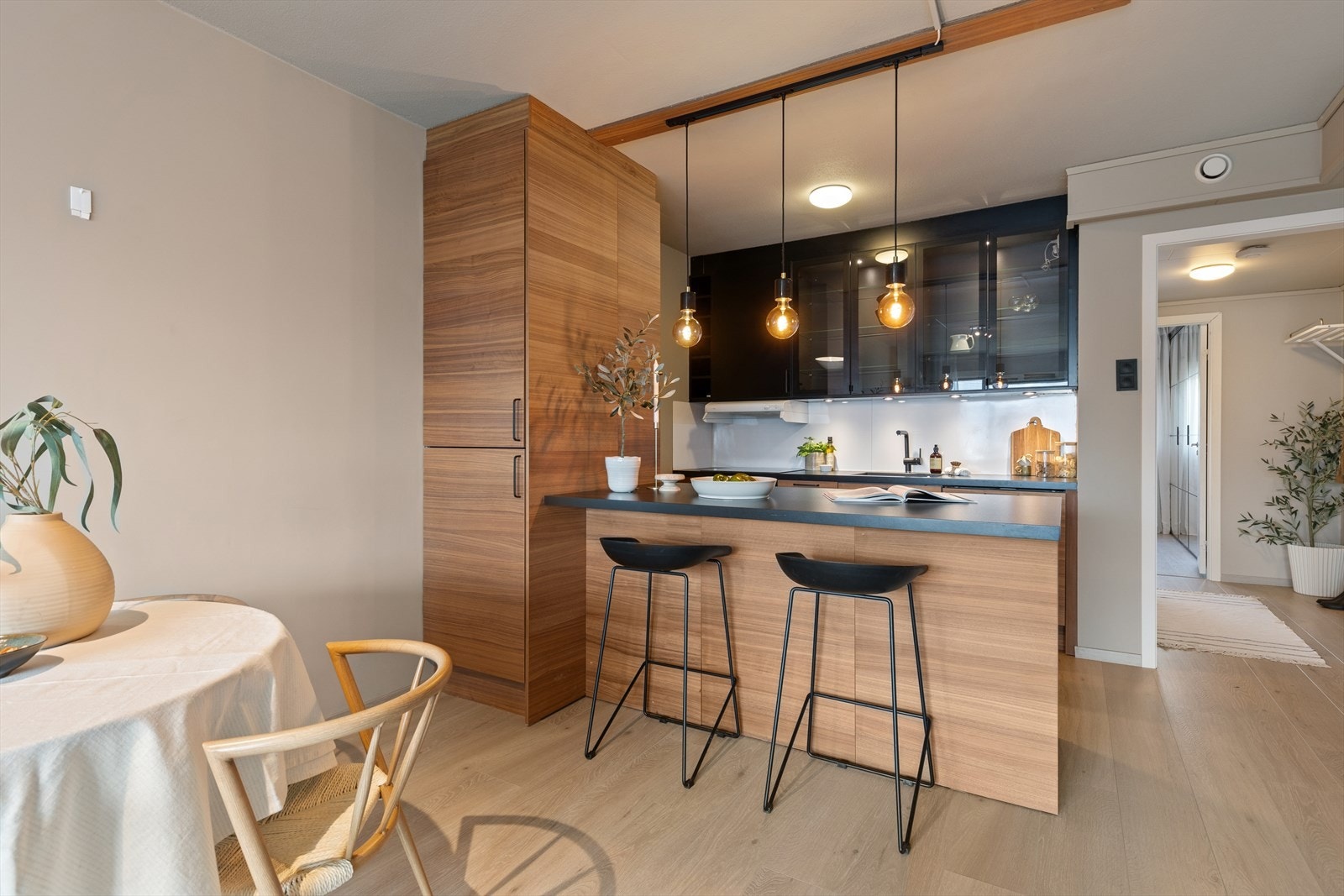 Kjøkkenet er av nyere dato. Bar-løsningen gjør at dette blir leilighetens samlingspunkt. Galleribilde