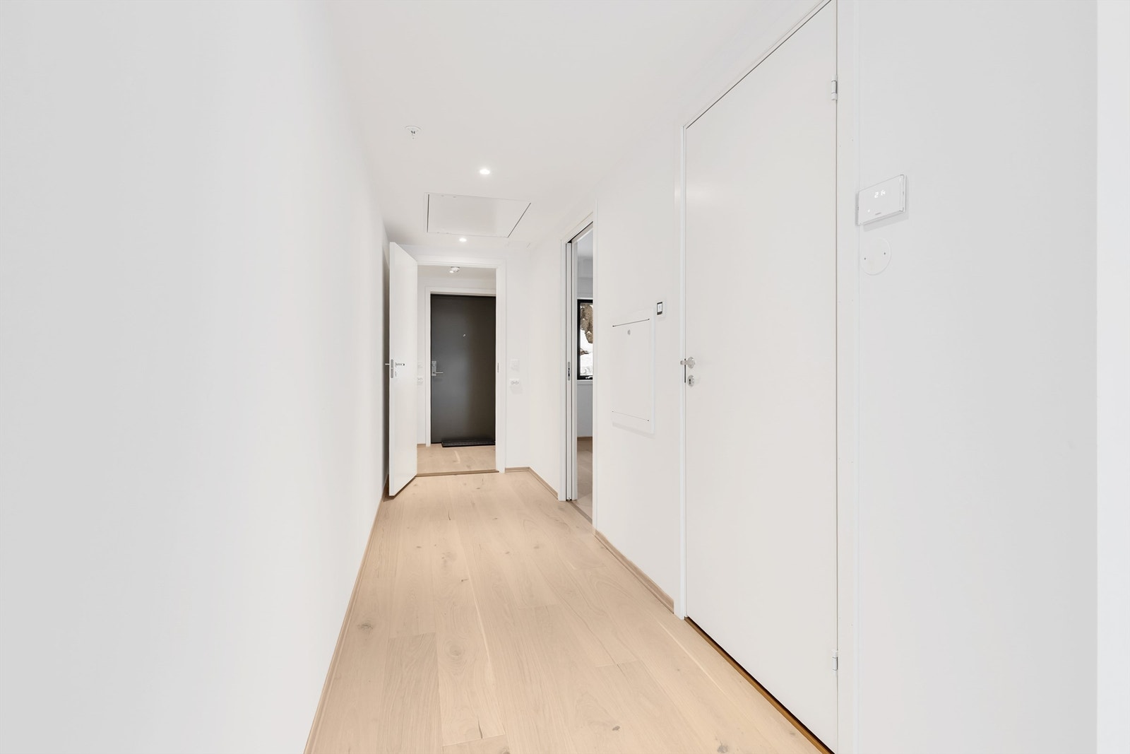 Velkommen inn! Entréen er lys og innbydende med adkomst til boligens øvrige rom. Galleribilde