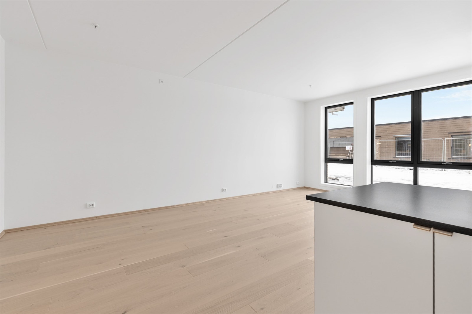 Det er rikelig med lysinnslipp gjennom store vindusflater. Galleribilde