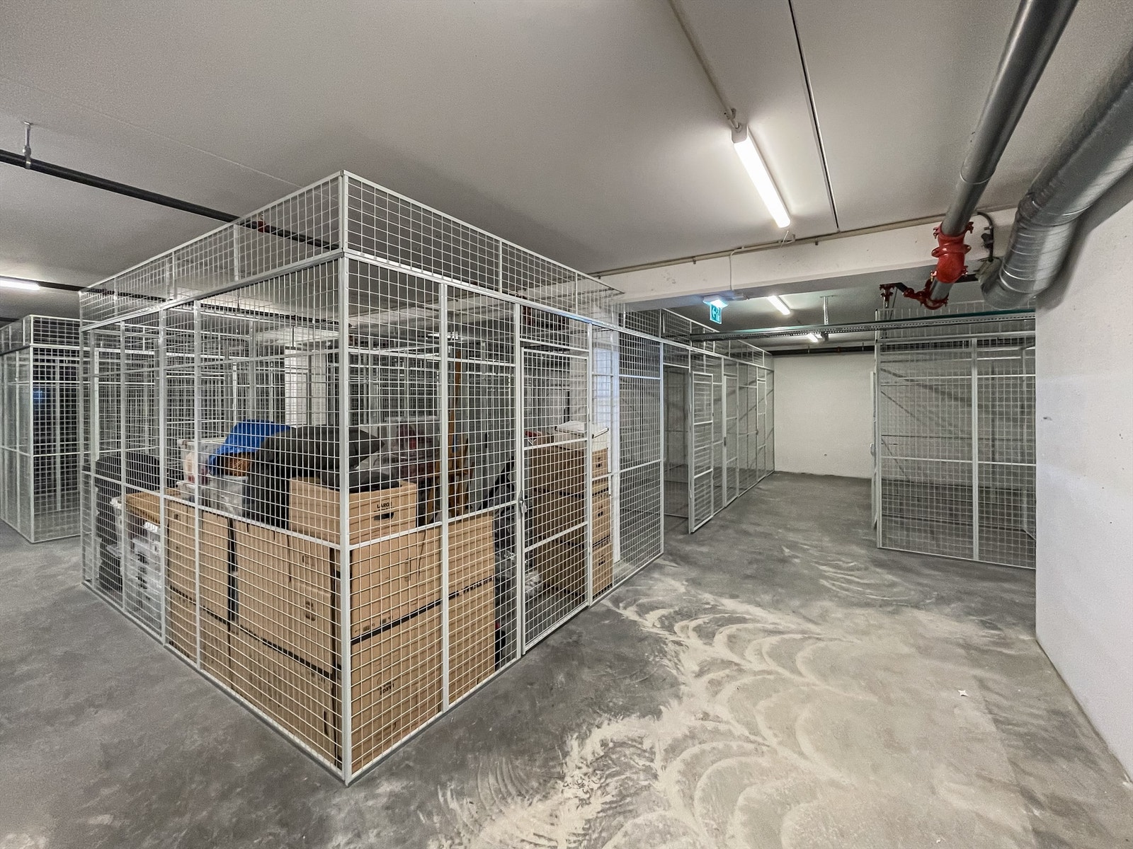 Det medfølger en sportsbod i kjelleren på 5 kvm med mye oppbevaringsplass. Galleribilde