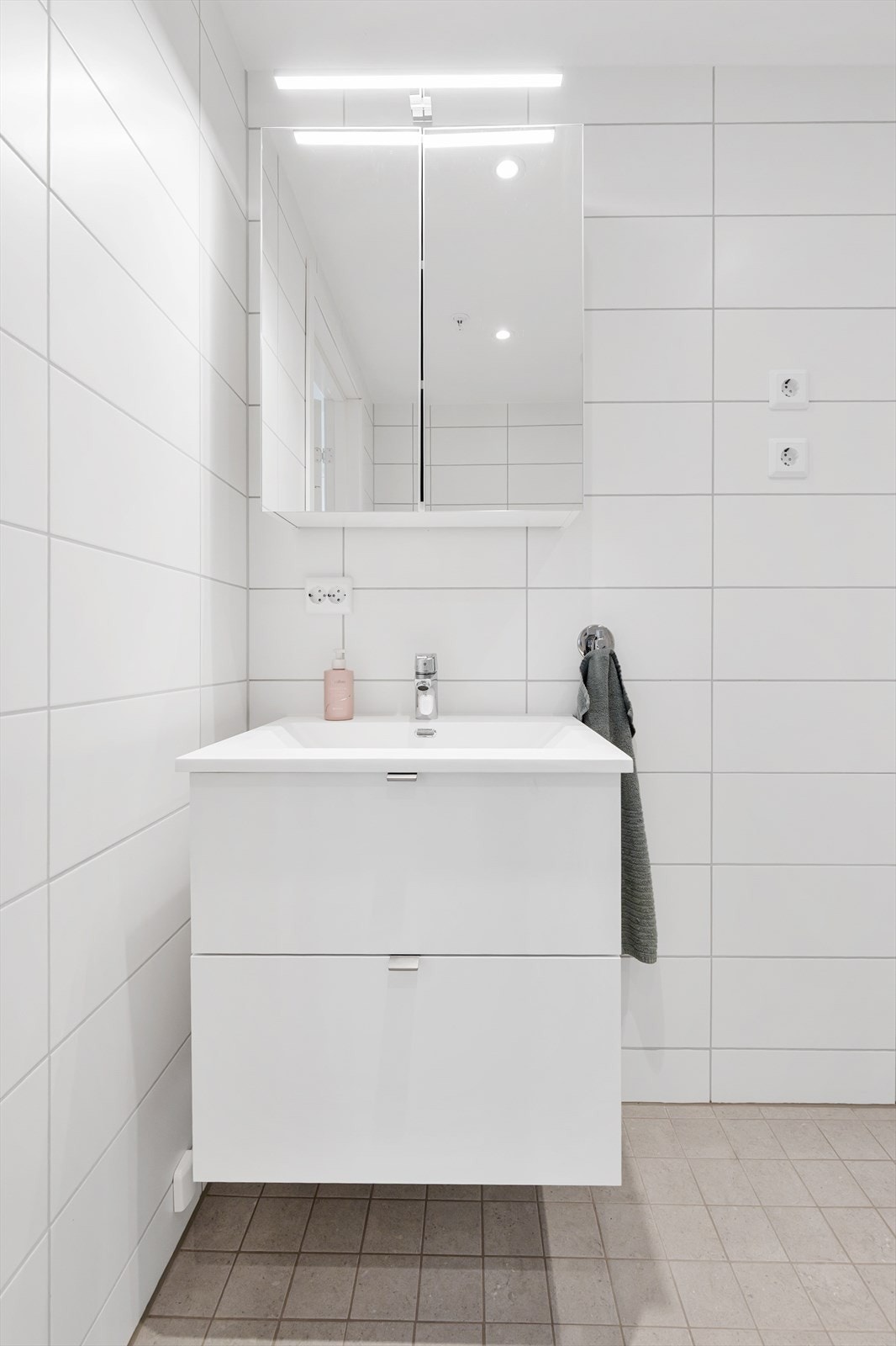 Det er rikelig med oppbevaringsplass i både speilskap og servantinnredning. Det er både plass og opplegg for vaskemaskin og tørketrommel. Galleribilde