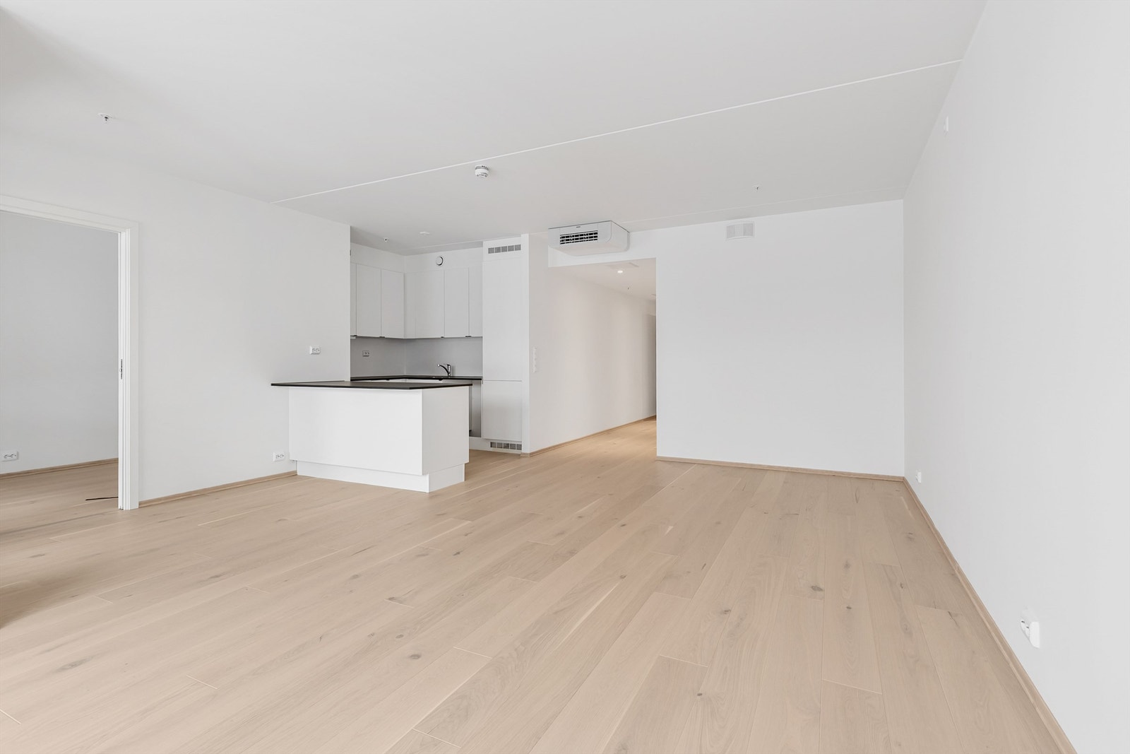 Kjøkkenet er holdt i en åpen løsning med halvøy som deler rommet naturlig inn i soner. Galleribilde