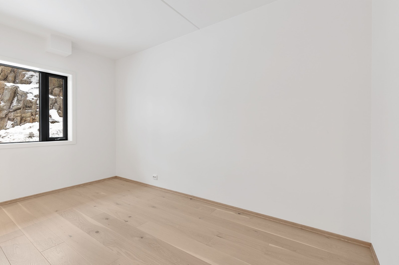 Hovedsoverommet er av god størrelse og har plass til dobbeltseng, nattbord og kommode. Galleribilde