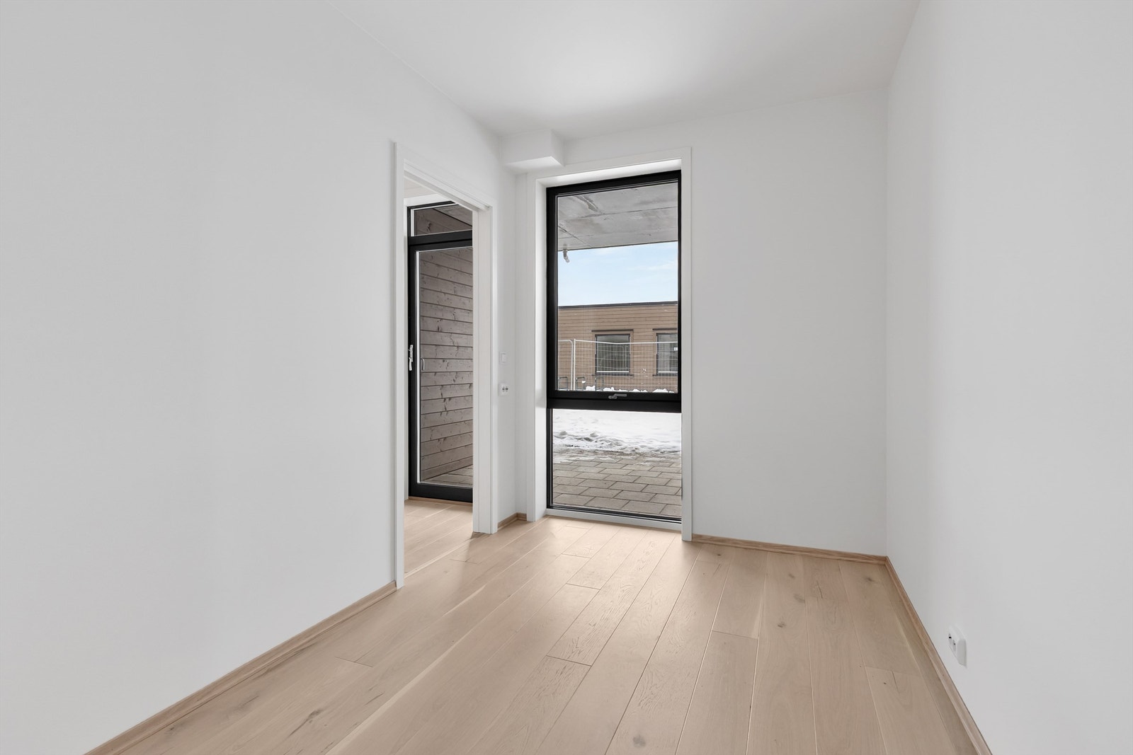 Boligens andre soverom er også av god størrelse med plass til seng og nattbord. Galleribilde