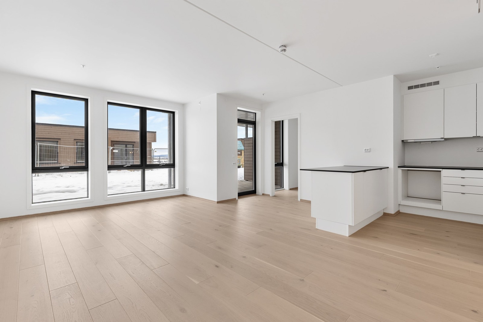 Stuen er av god størrelse og har plass til sofa, salongbord og TV-seksjon. Galleribilde